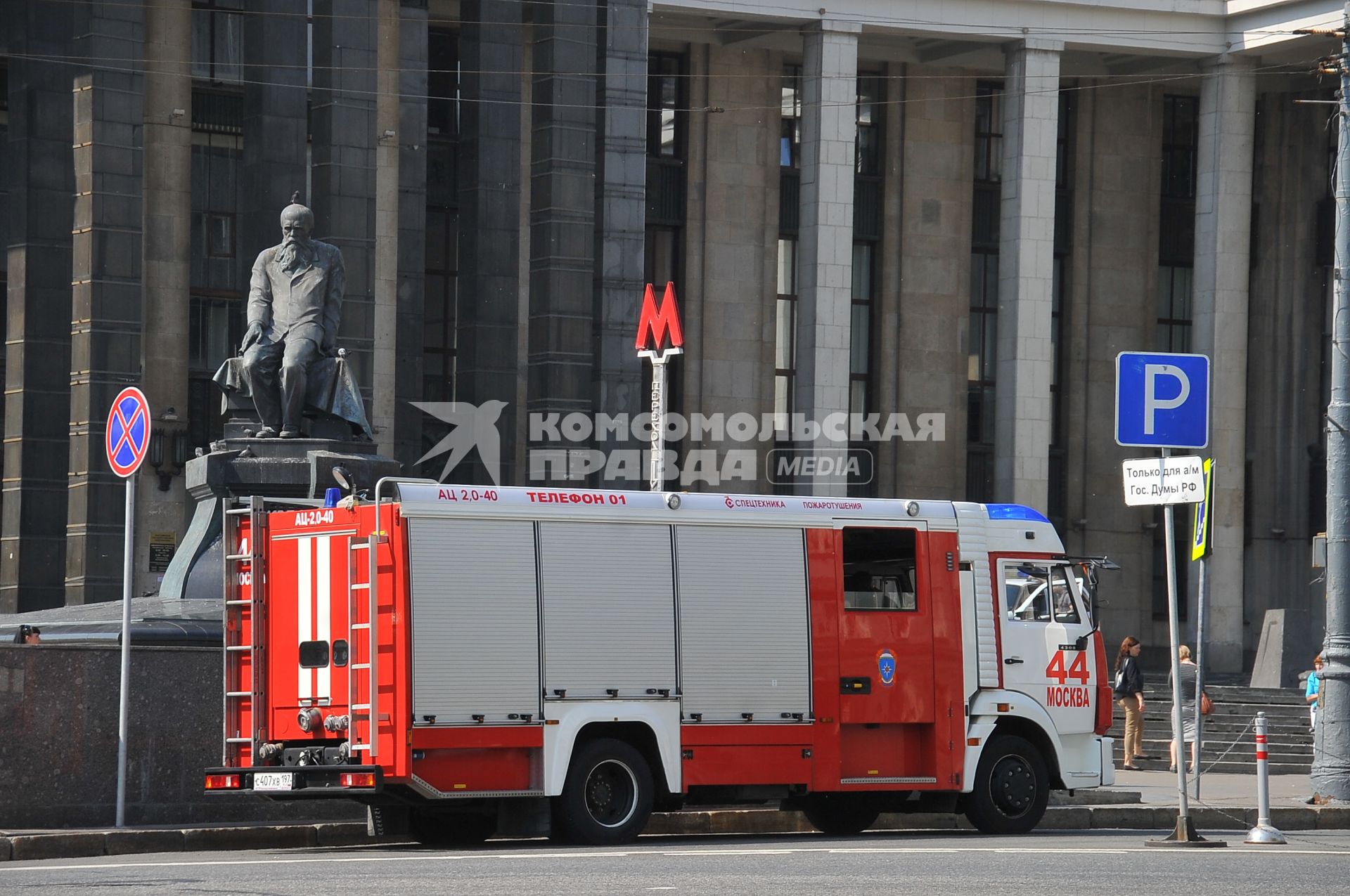 Задымление на Сокольнической ветке московского метро. На снимке: пожарная автомашина  у входа на станцию метро `Библиотека им. В.И.Ленина