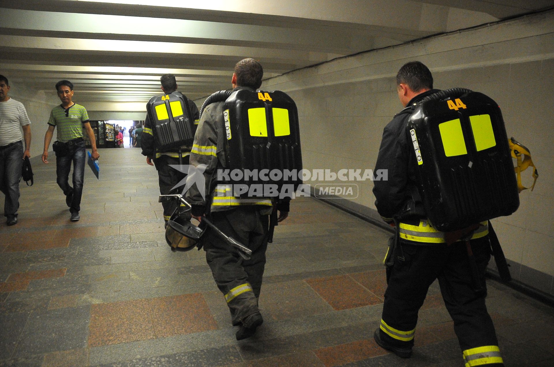 Задымление на Сокольнической ветке московского метро. На снимке: пожарные в подземном переходе станции метро `Библиотека им. В.И.Ленина`