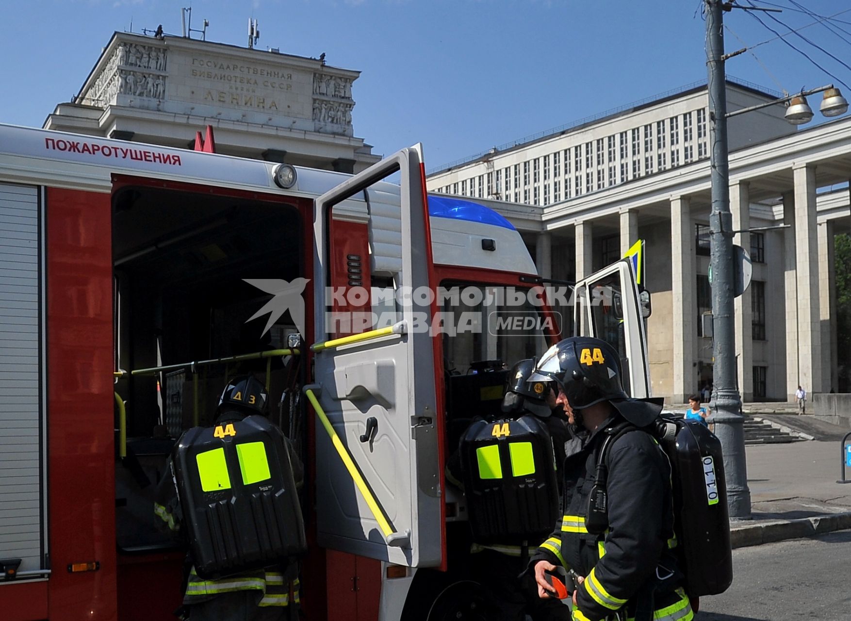 Задымление на Сокольнической ветке московского метро. На снимке: пожарные у станции метро `Библиотека им. В.И.Ленина`