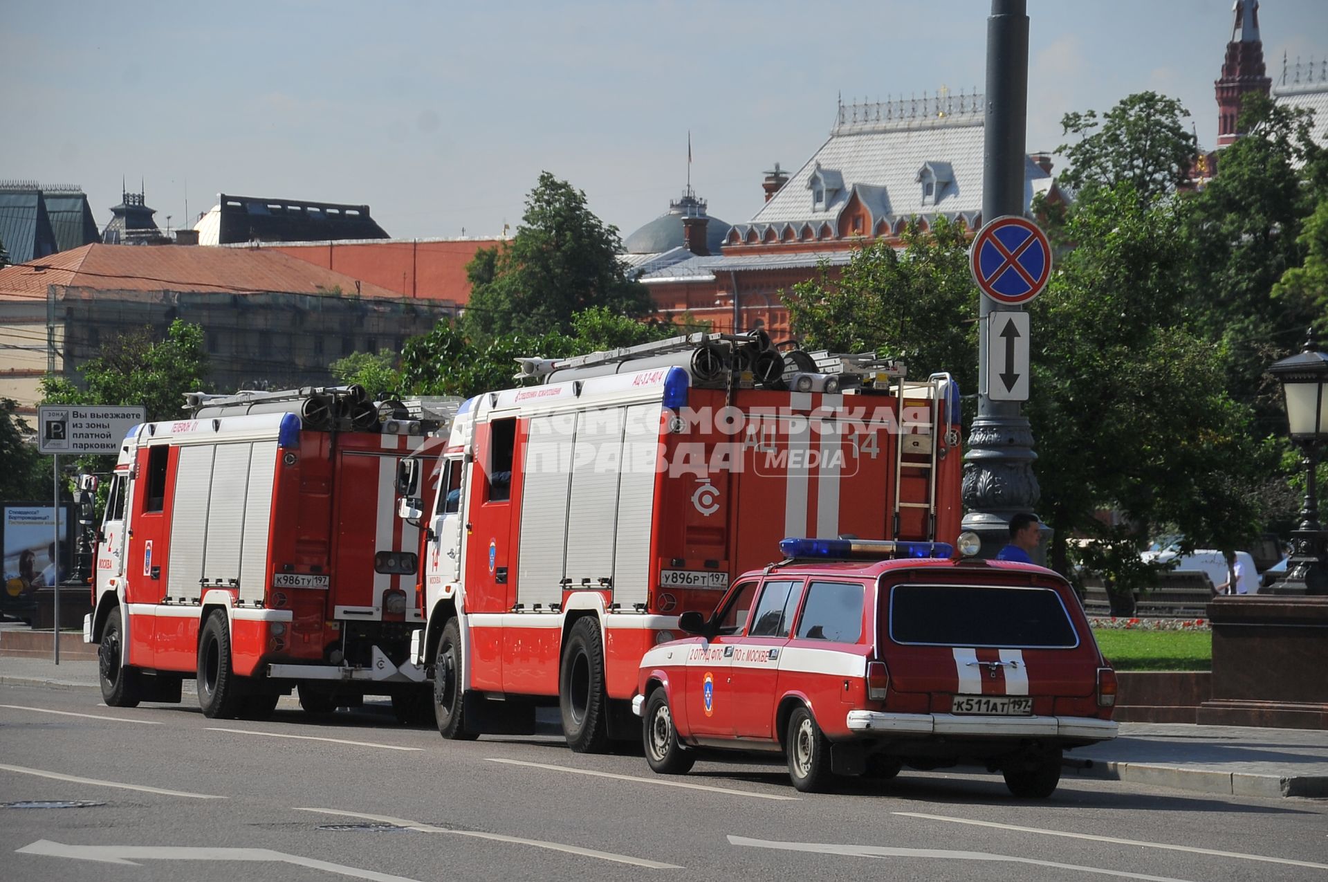 Задымление на Сокольнической ветке московского метро. На снимке: пожарные автомобили  у входа на станцию метро `Библиотека им. В.И.Ленина