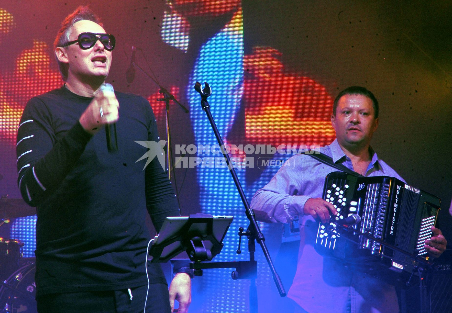Клуб  `Event Hall Shelk`. Вечеринка, посвященная 20-летию группы `Ван Моо`. На снимке: лидер группы Сергей Савин