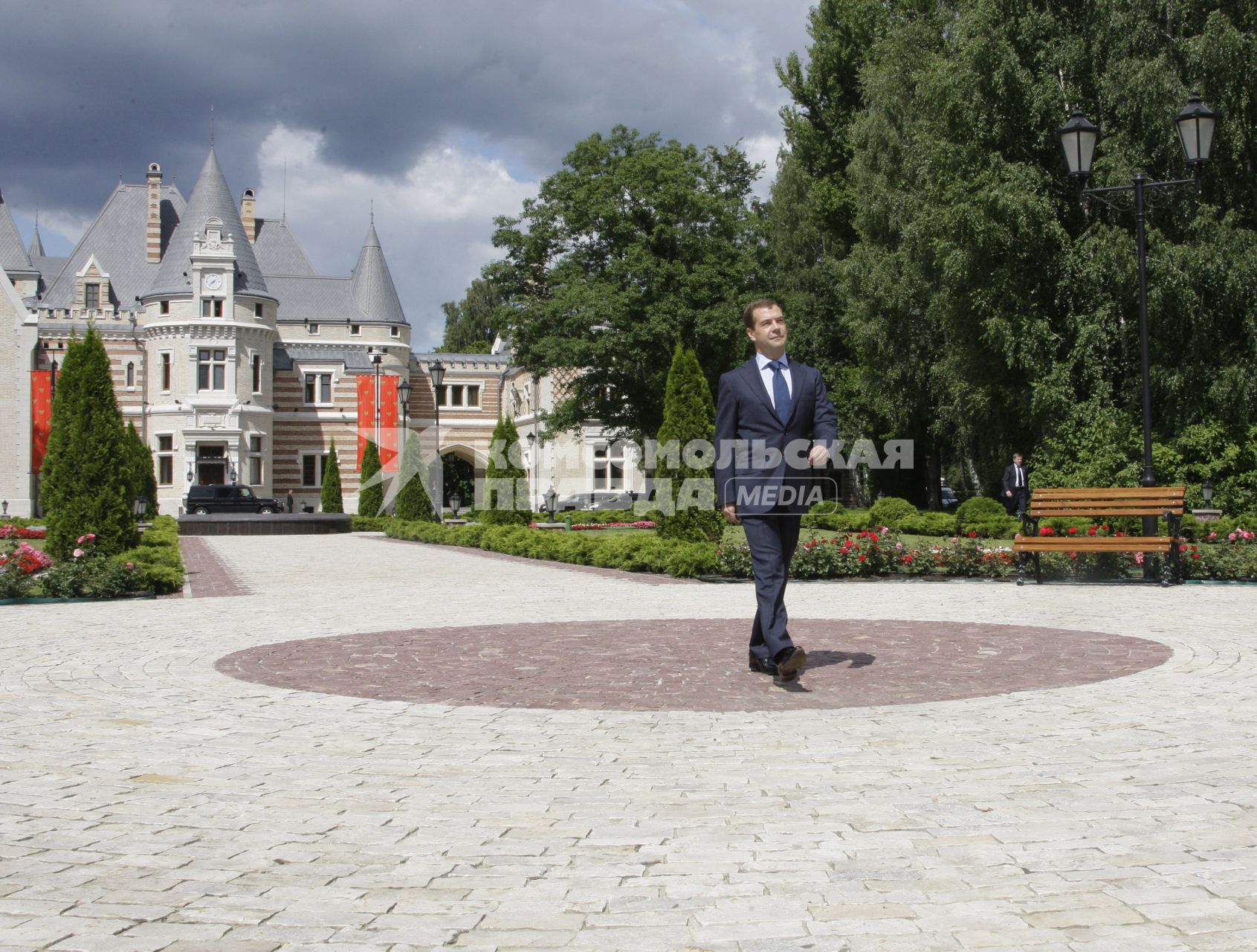 На снимке: президент РФ Дмитрий Медведев перед началом встречи с  руководством и молодыми членами партии `Единая Россия` в замке Майендорф.