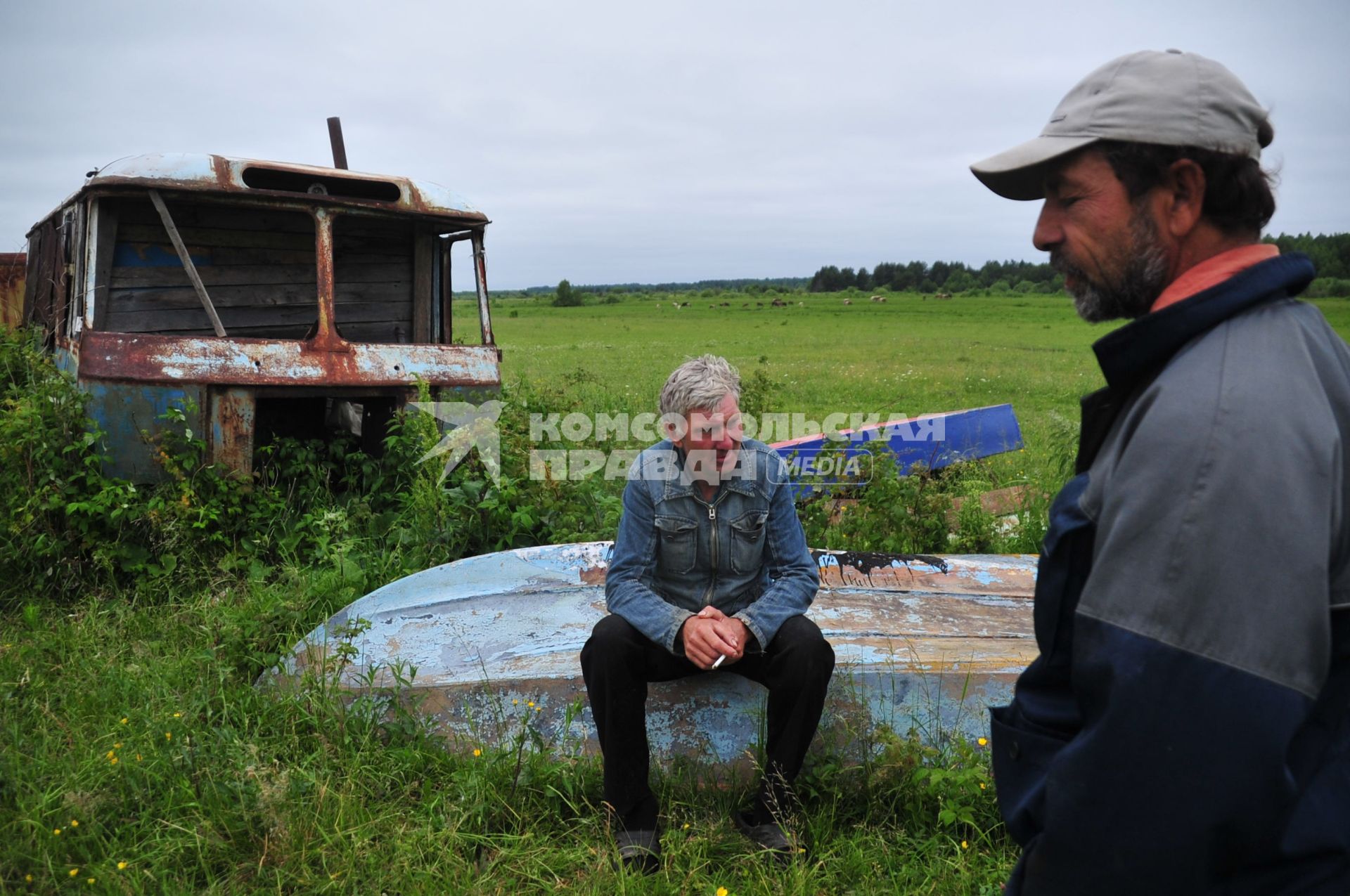 В Костромской области безнадёжный колхоз `Ветлуга`стал приносить прибыль. Возглавила хозяйство 24-летняя выпускница аграрного ВУЗа Н. Оленёва. На снимке: колхозники.