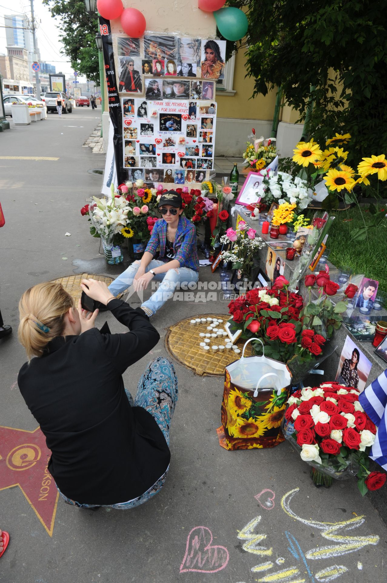 Новинский бульвар д.25. 4-я годовщина со дня смерти певца Майкла Джексона.  Акция `Миллион свечей в память о Майкле Джексоне`.  На снимке:  цветы и свечи у Стены памяти.