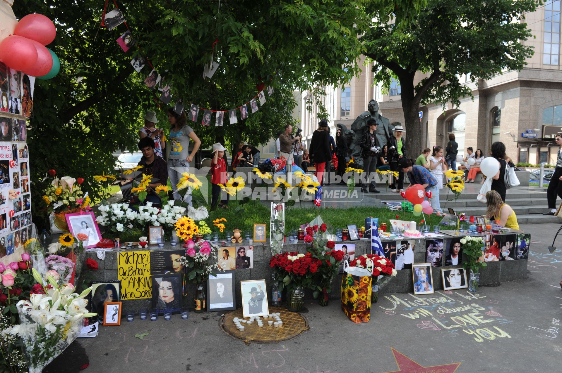 Новинский бульвар д.25. 4-я годовщина со дня смерти певца Майкла Джексона.  Акция `Миллион свечей в память о Майкле Джексоне`.  На снимке:  цветы и свечи у Стены памяти.