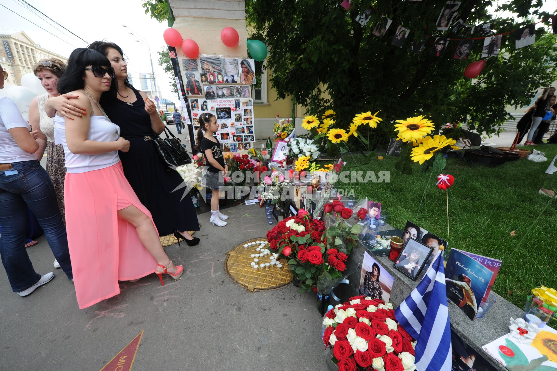 Новинский бульвар д.25. 4-я годовщина со дня смерти певца Майкла Джексона.  Акция `Миллион свечей в память о Майкле Джексоне`.  На снимке:  цветы и свечи у Стены памяти.