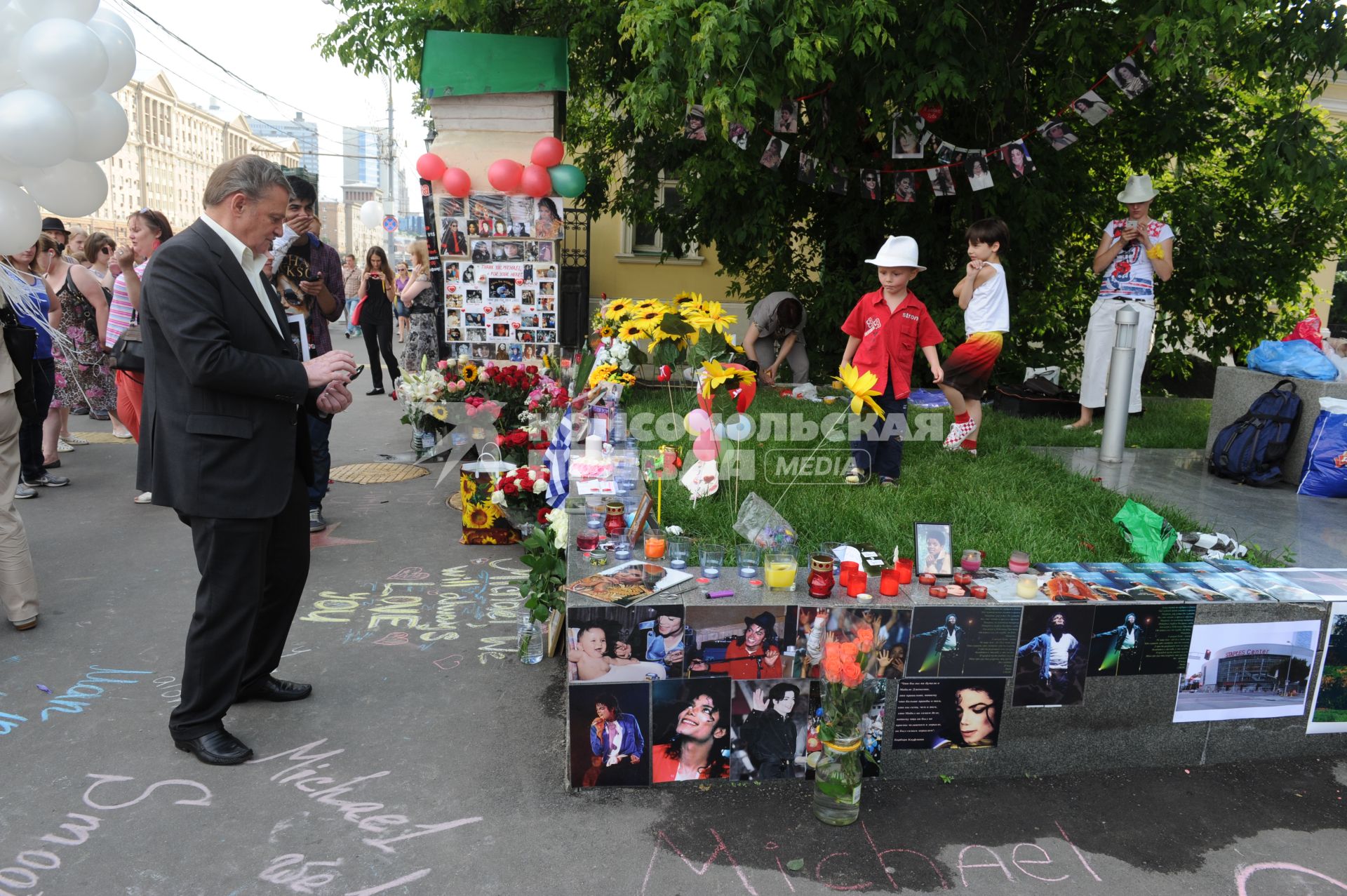 Новинский бульвар д.25. 4-я годовщина со дня смерти певца Майкла Джексона.  Акция `Миллион свечей в память о Майкле Джексоне`.  На снимке:  цветы и свечи у Стены памяти.