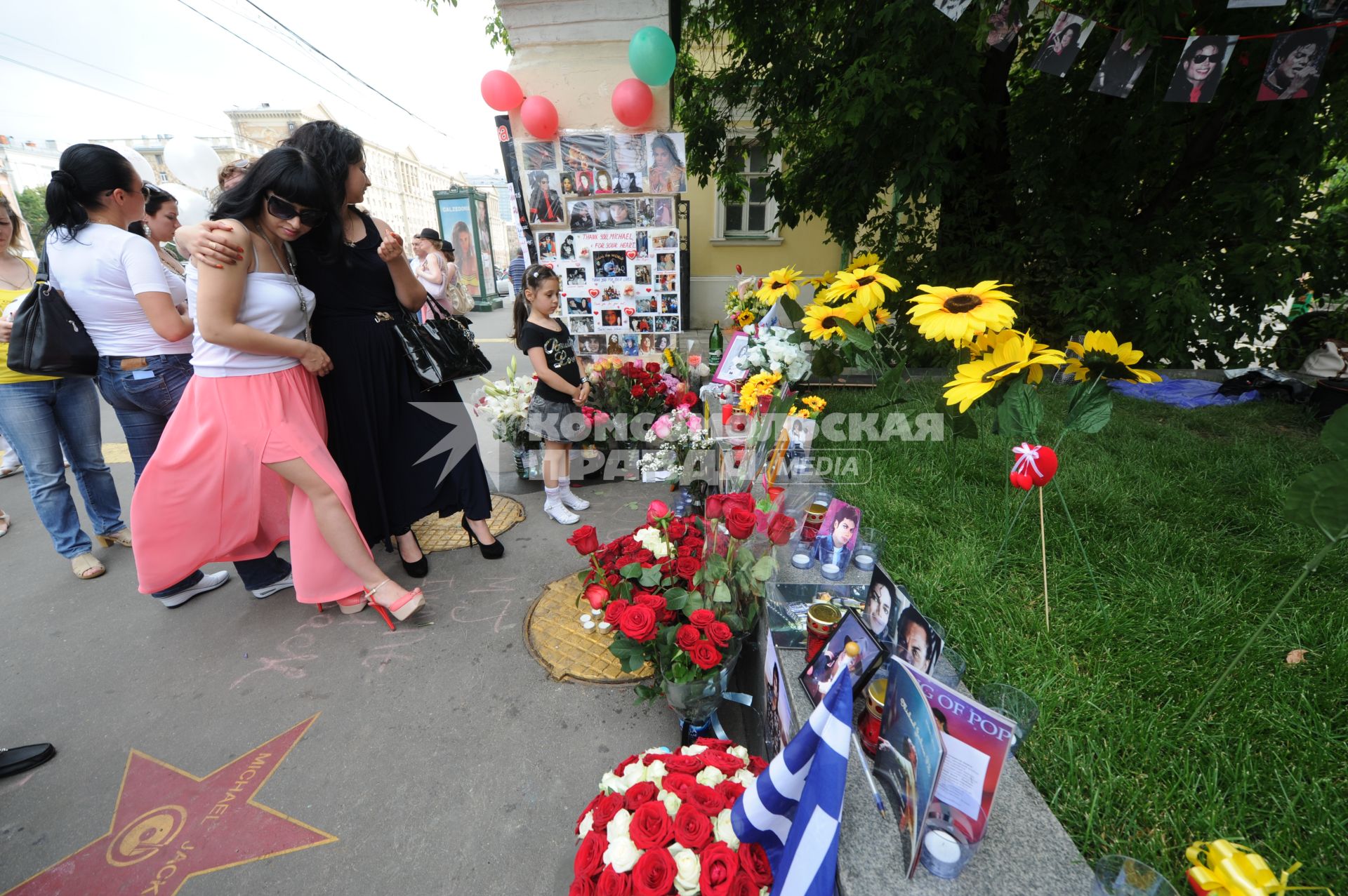 Новинский бульвар д.25. 4-я годовщина со дня смерти певца Майкла Джексона.  Акция `Миллион свечей в память о Майкле Джексоне`.  На снимке:  цветы и свечи у Стены памяти.