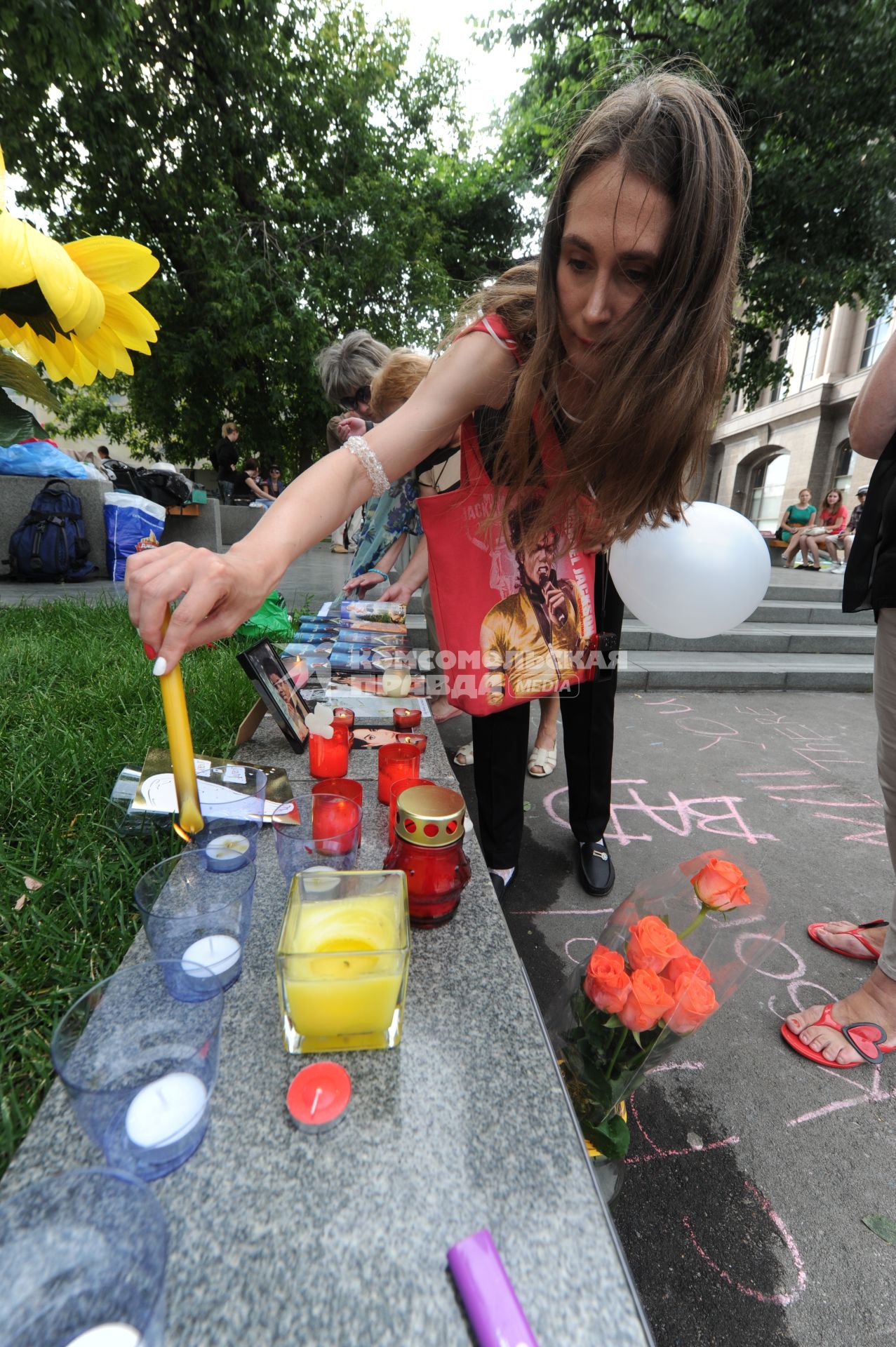 Новинский бульвар д.25. 4-я годовщина со дня смерти певца Майкла Джексона.  Акция `Миллион свечей в память о Майкле Джексоне`.  На снимке:  цветы и свечи у Стены памяти.