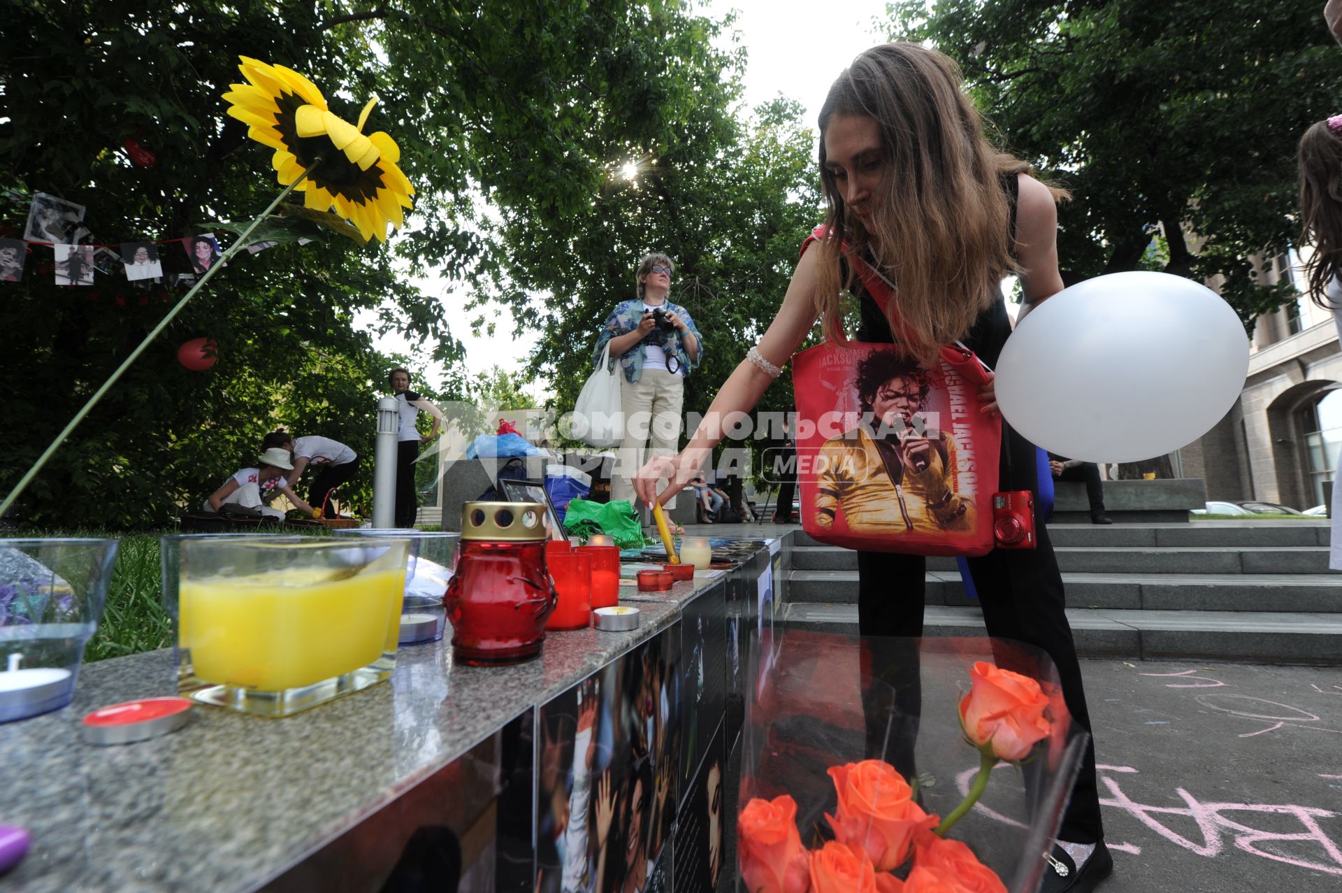 Новинский бульвар д.25. 4-я годовщина со дня смерти певца Майкла Джексона.  Акция `Миллион свечей в память о Майкле Джексоне`.  На снимке:  цветы и свечи у Стены памяти.