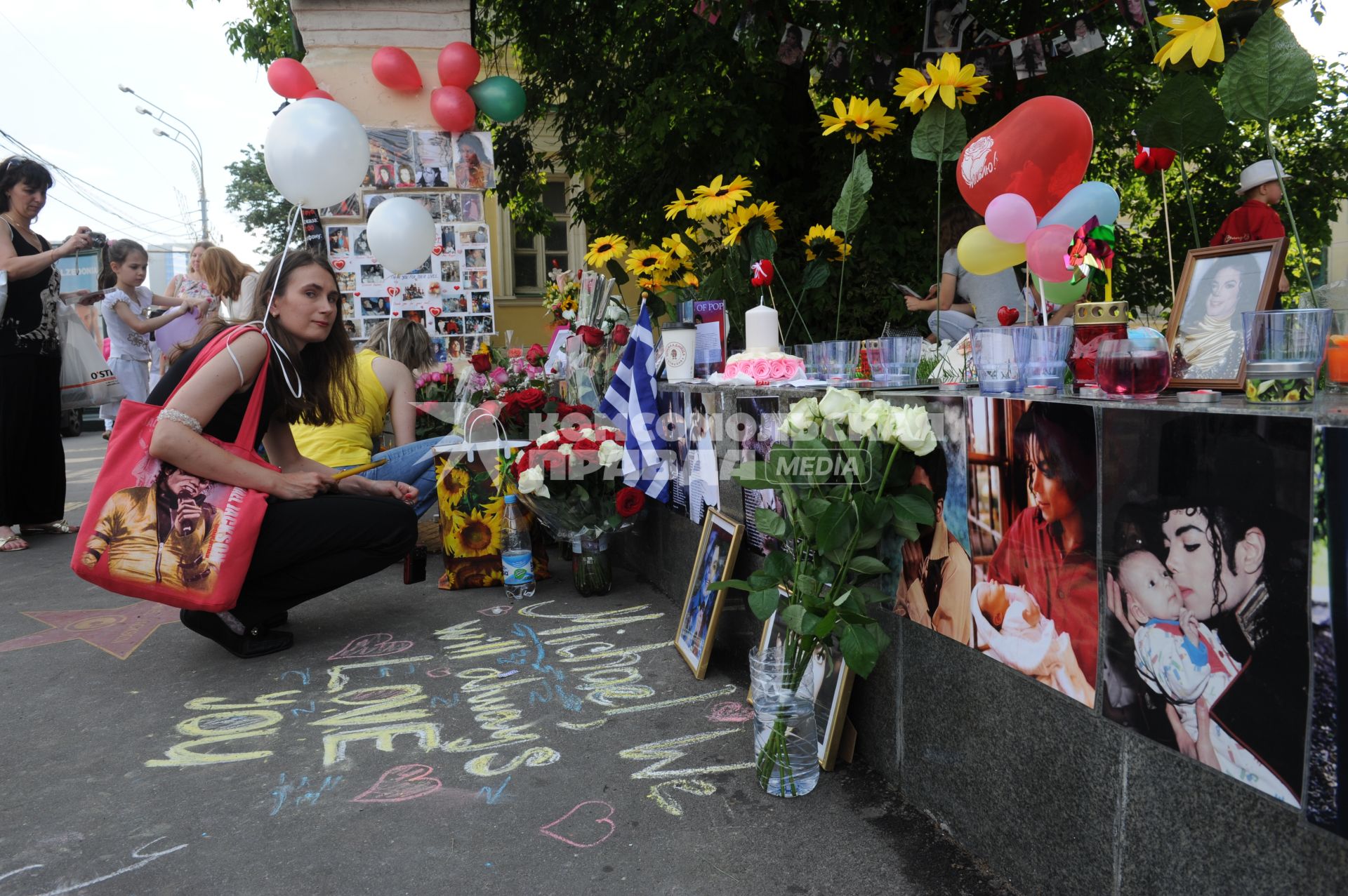 Новинский бульвар д.25. 4-я годовщина со дня смерти певца Майкла Джексона.  Акция `Миллион свечей в память о Майкле Джексоне`.  На снимке:  цветы и свечи у Стены памяти.