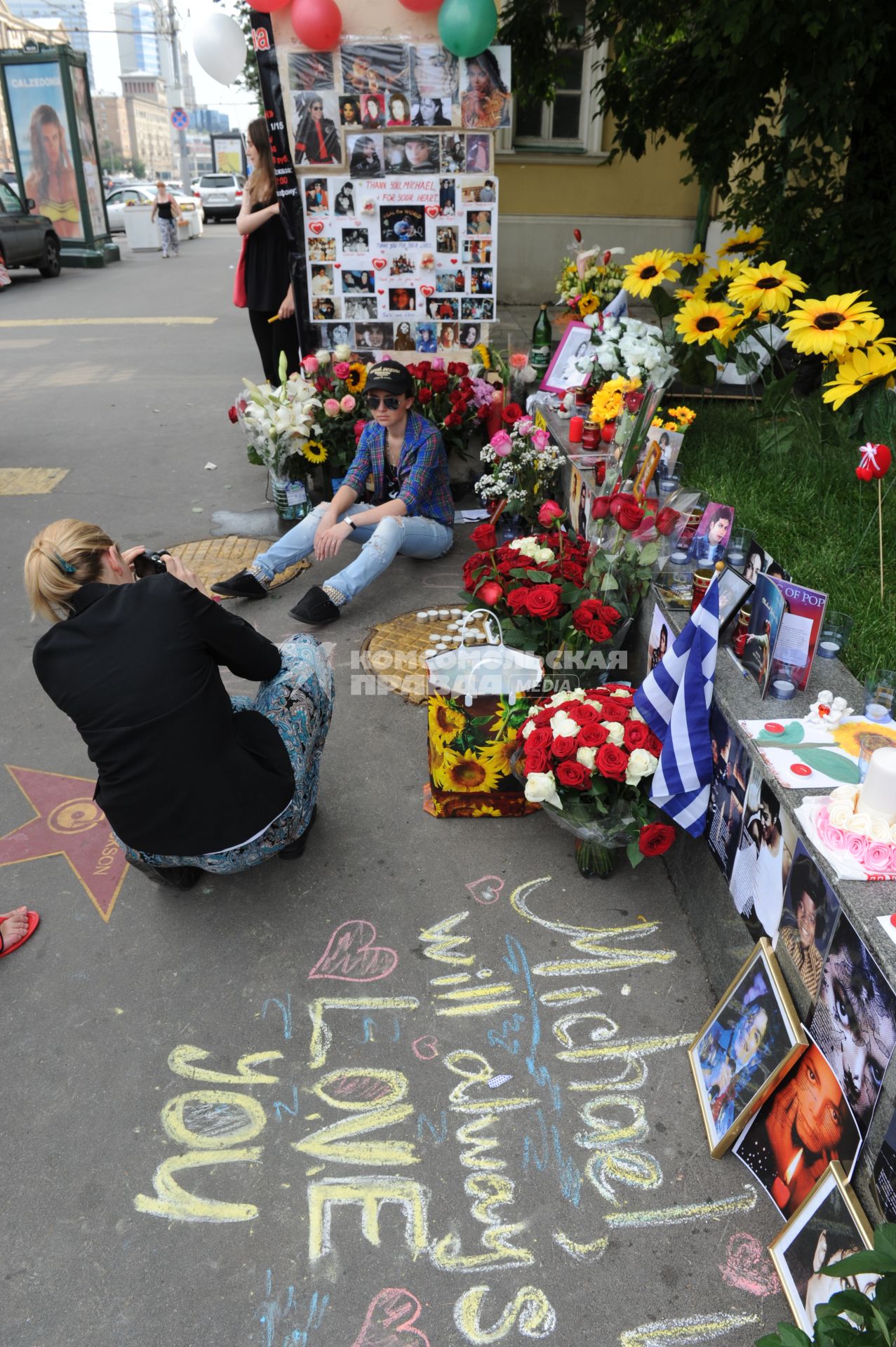 Новинский бульвар д.25. 4-я годовщина со дня смерти певца Майкла Джексона.  Акция `Миллион свечей в память о Майкле Джексоне`.  На снимке:  цветы и свечи у Стены памяти.