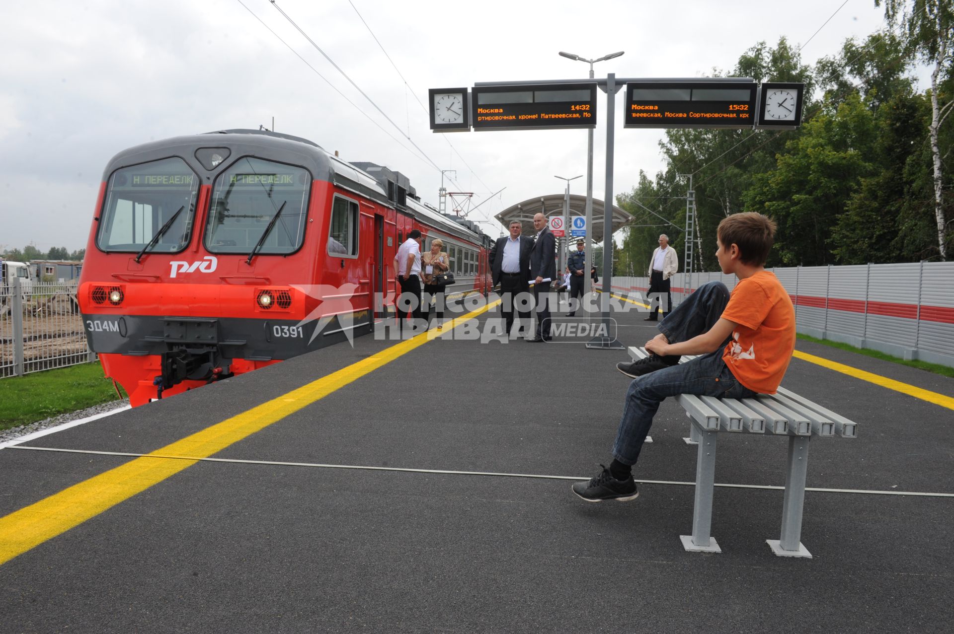 В Москве открылась железнодорожная платформа `Новопеределкино`. На снимке: прибывший экспресс-электропоезд.