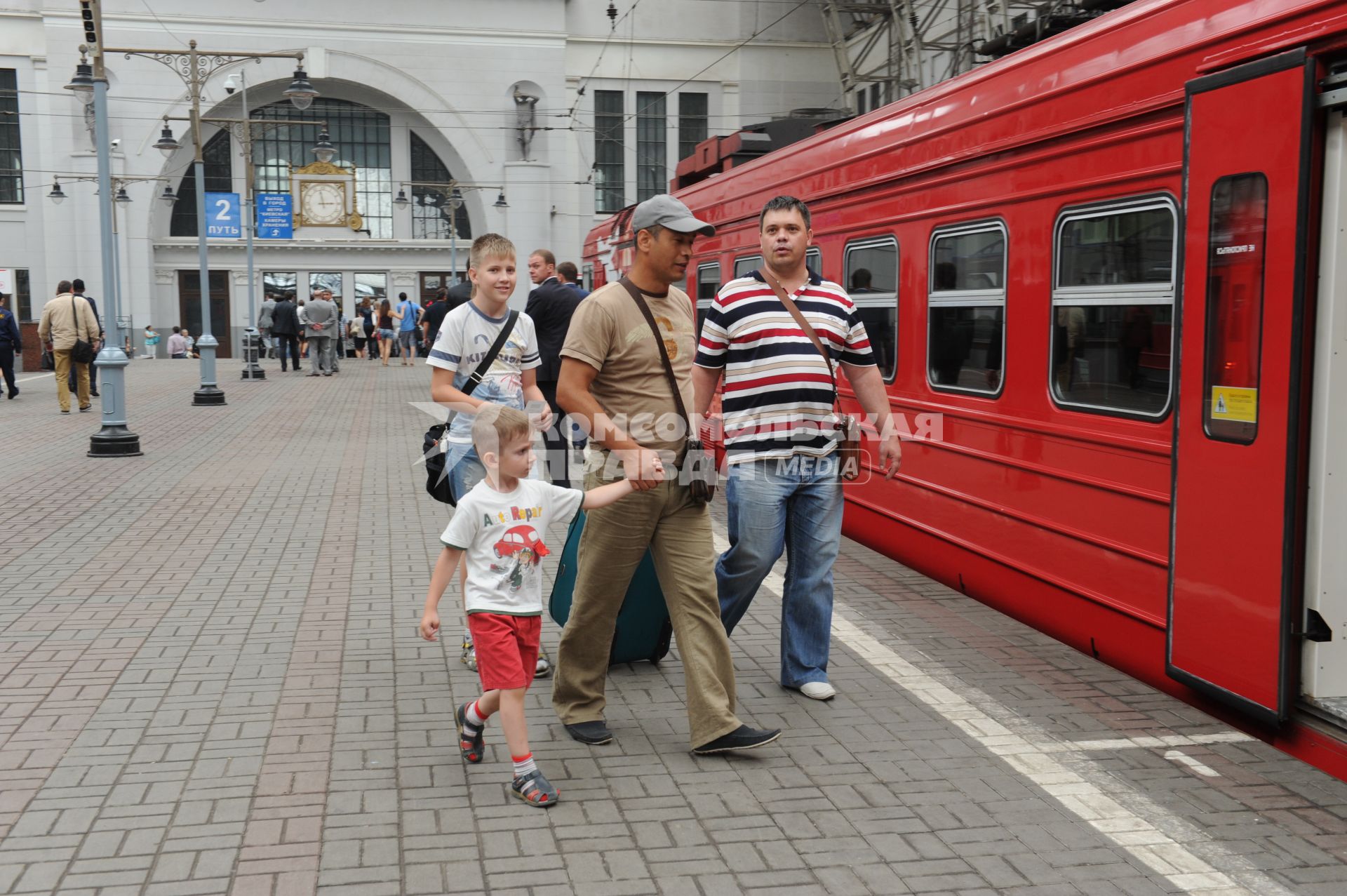 Платофрма железнодорожной станции `Москва-Киевская`. На снимке: пассажиры на перроне.