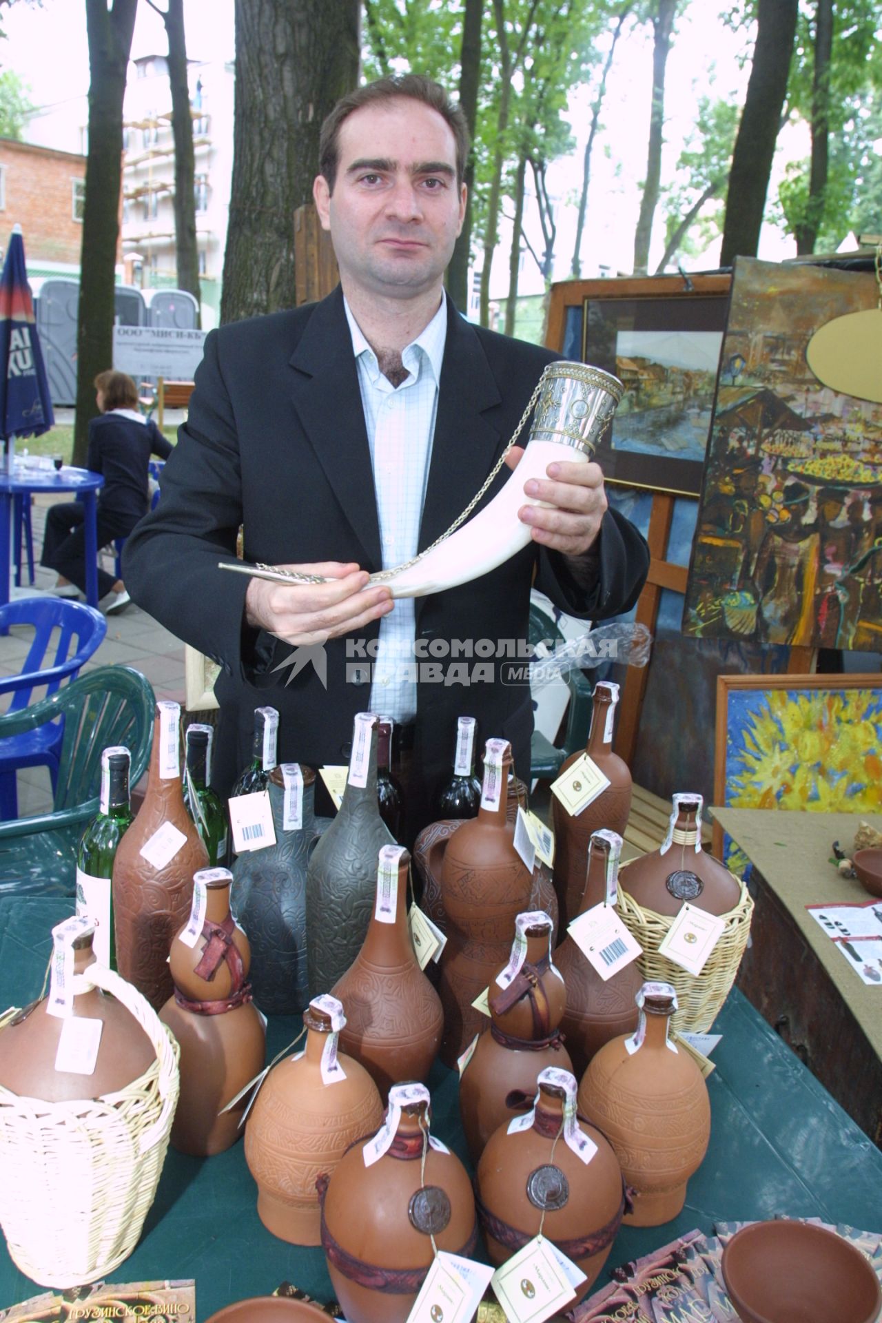 Выставка алкогольной продукции. На снимке: грузинское вино в глиняных бутылях.