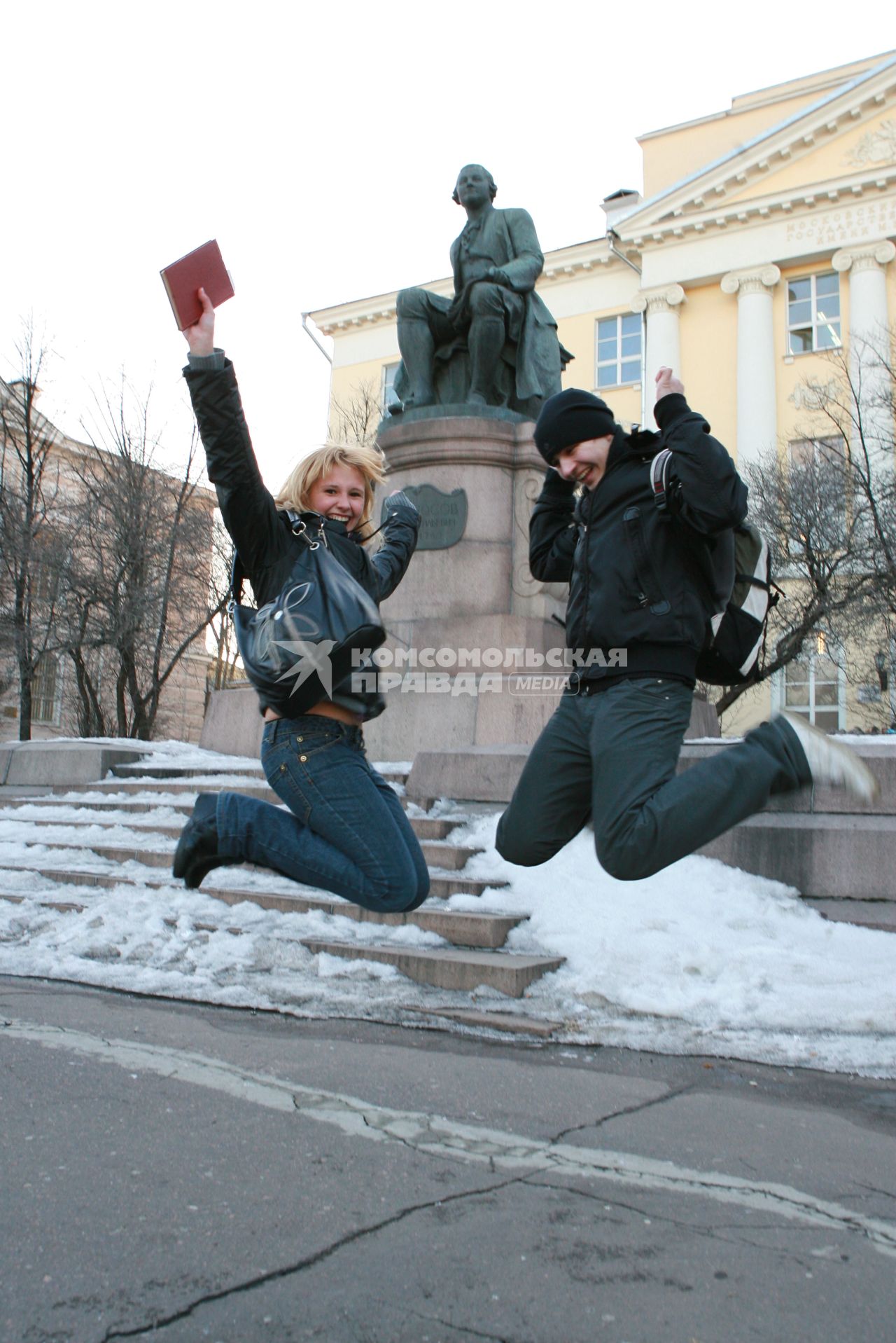 На снимке: студенты у памятника Ломоносову перед зданием МГУ факультета журналистики на Моховой.