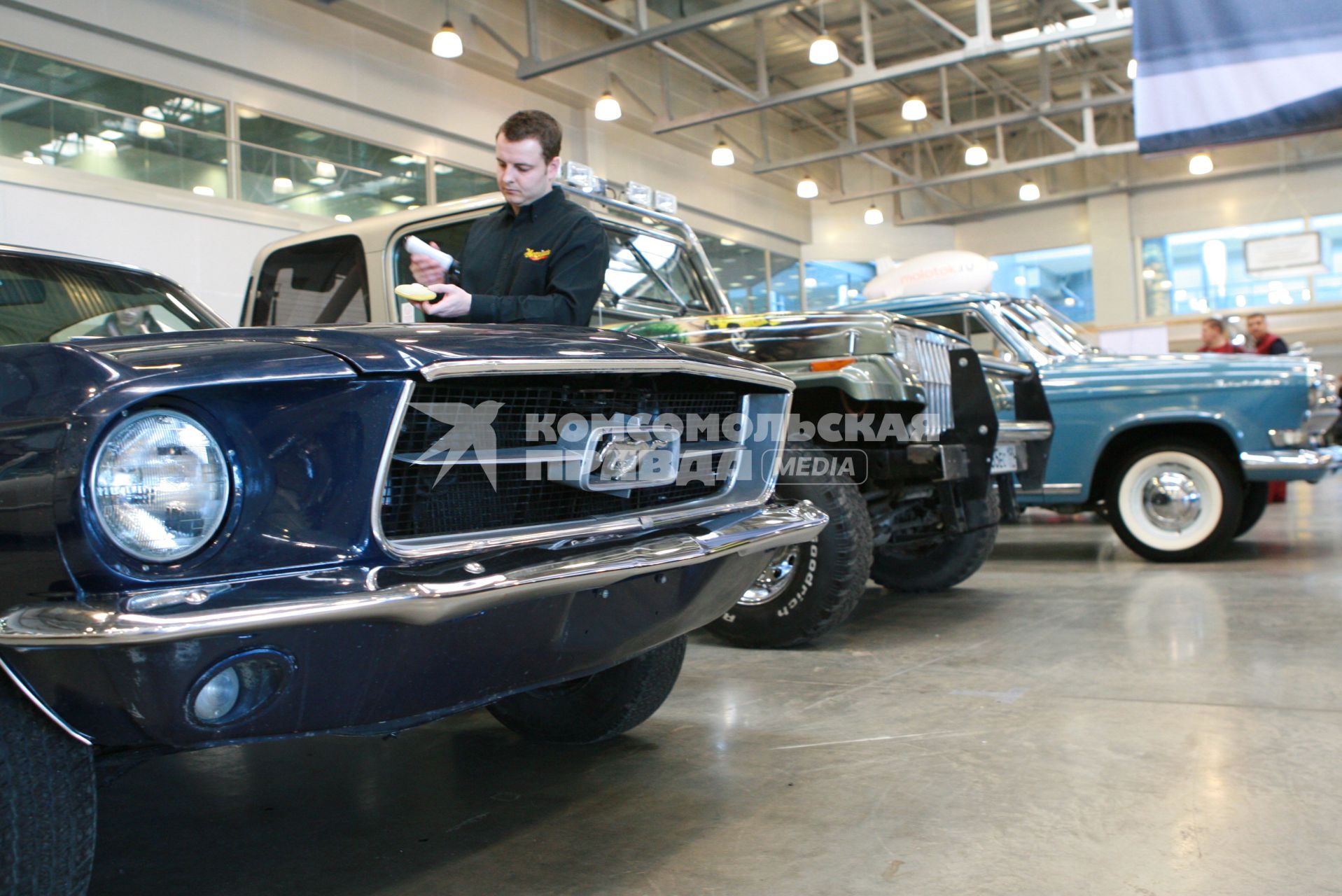 XVI Олдтаймер галерея Ильи Сорокина в Крокус Экспо. На снимке: автомобиль Ford Mustang.