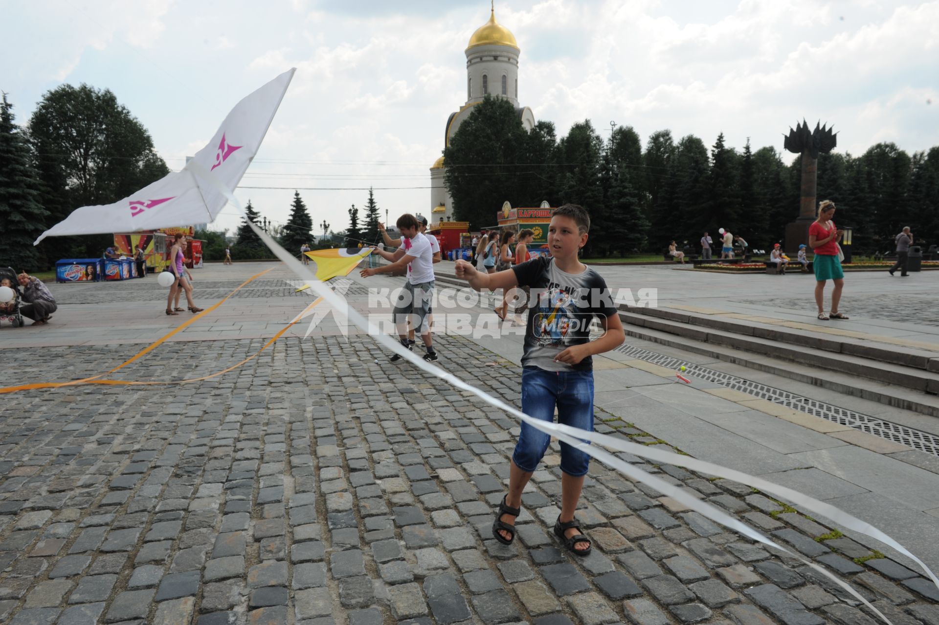 Поклонная гора. Фестиваль `Спортивный город`, посвященный Дню Молодежи. На снимке: мальчик и воздушный змей.