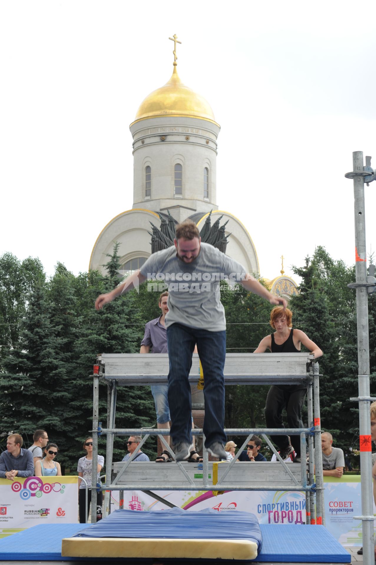 Поклонная гора. Фестиваль `Спортивный город`, посвященный Дню Молодежи. На снимке: трикинг.