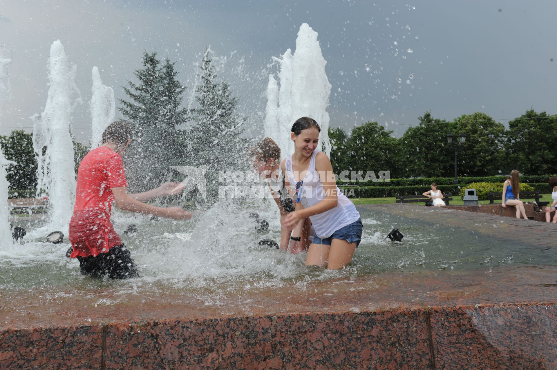 Подростки в фонтане.