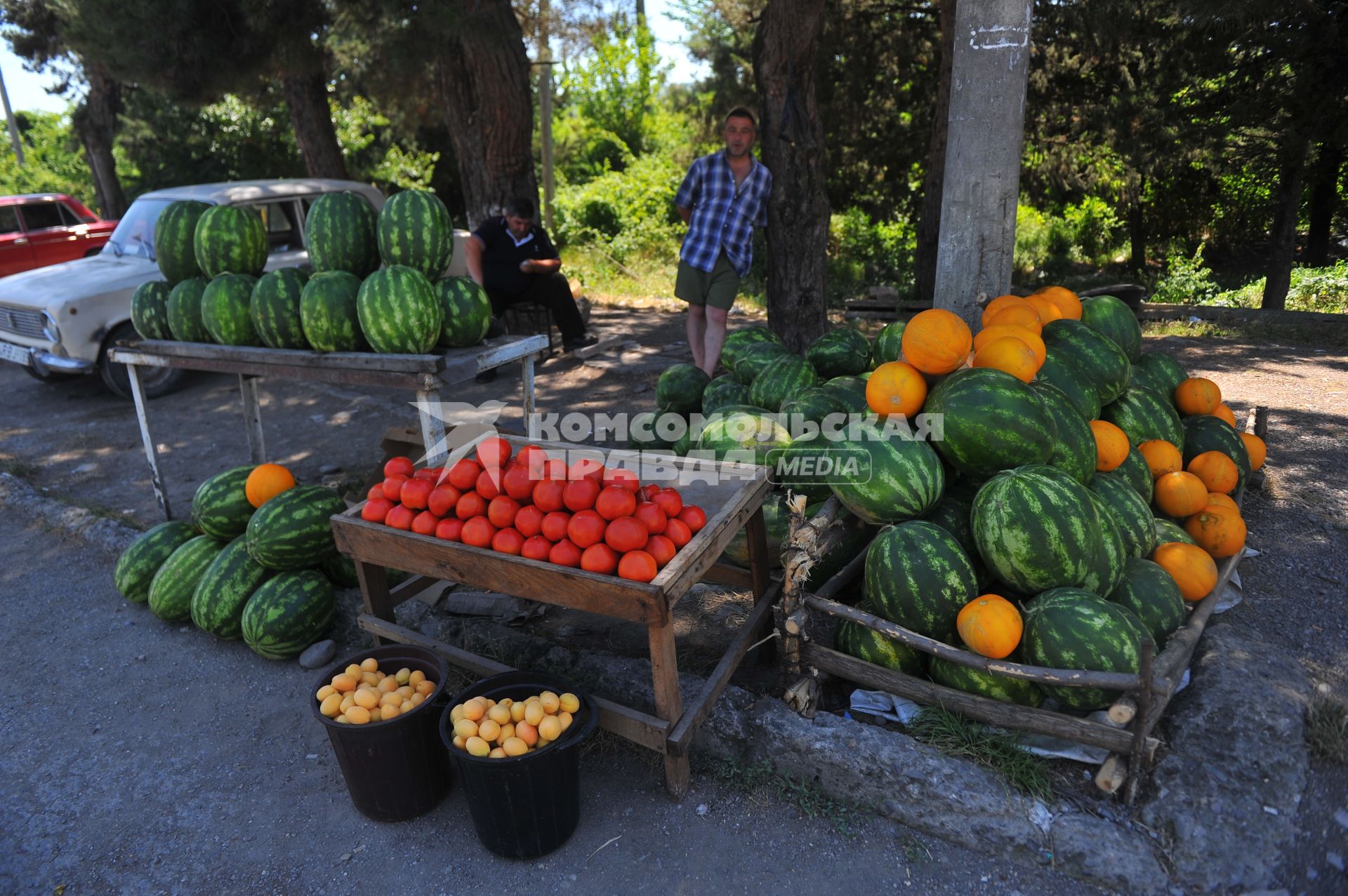 Уличная торговля. На снимке: продажа овощей и фруктов.