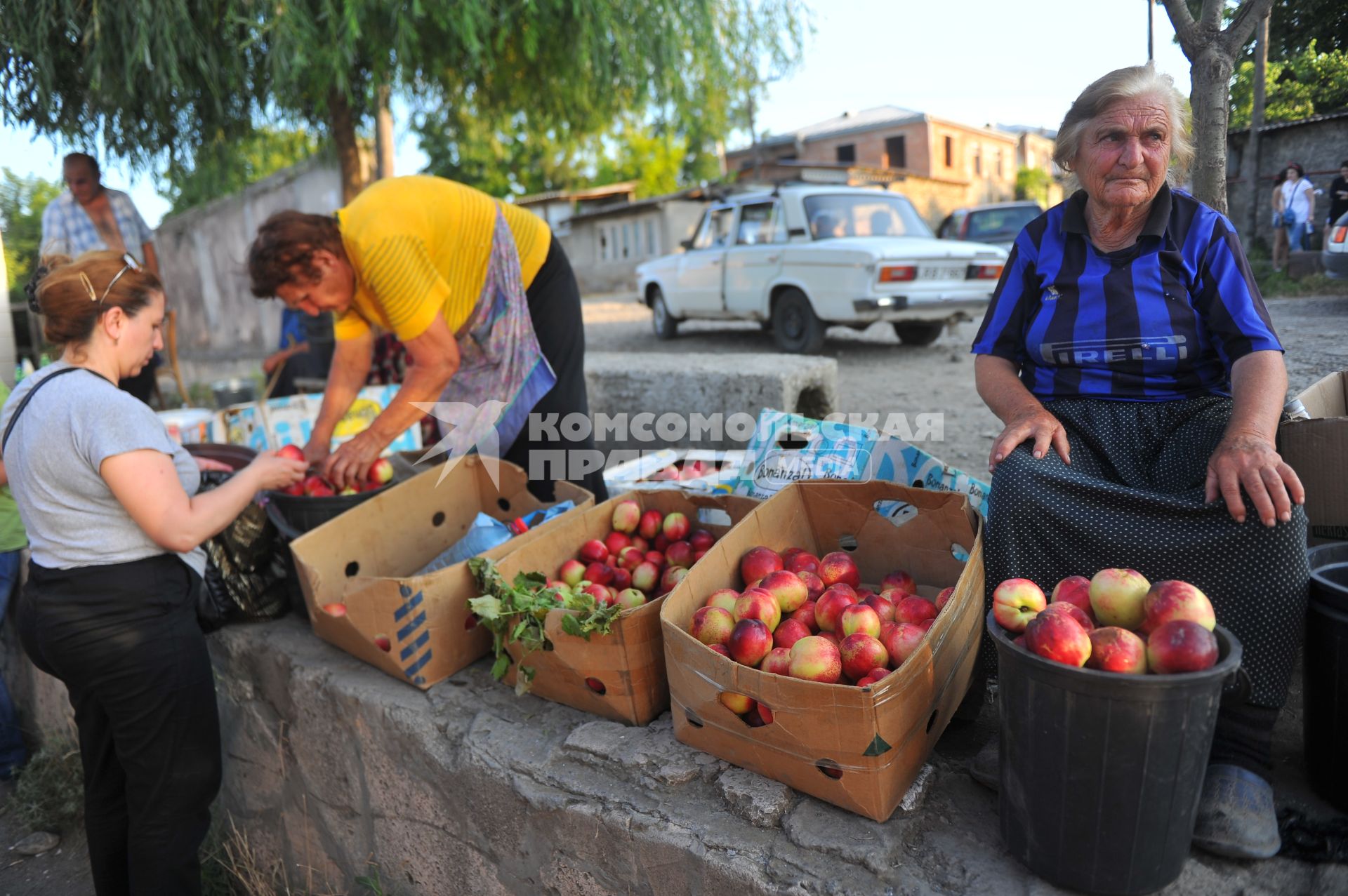 Уличная торговля. На снимке: продажа фруктов.