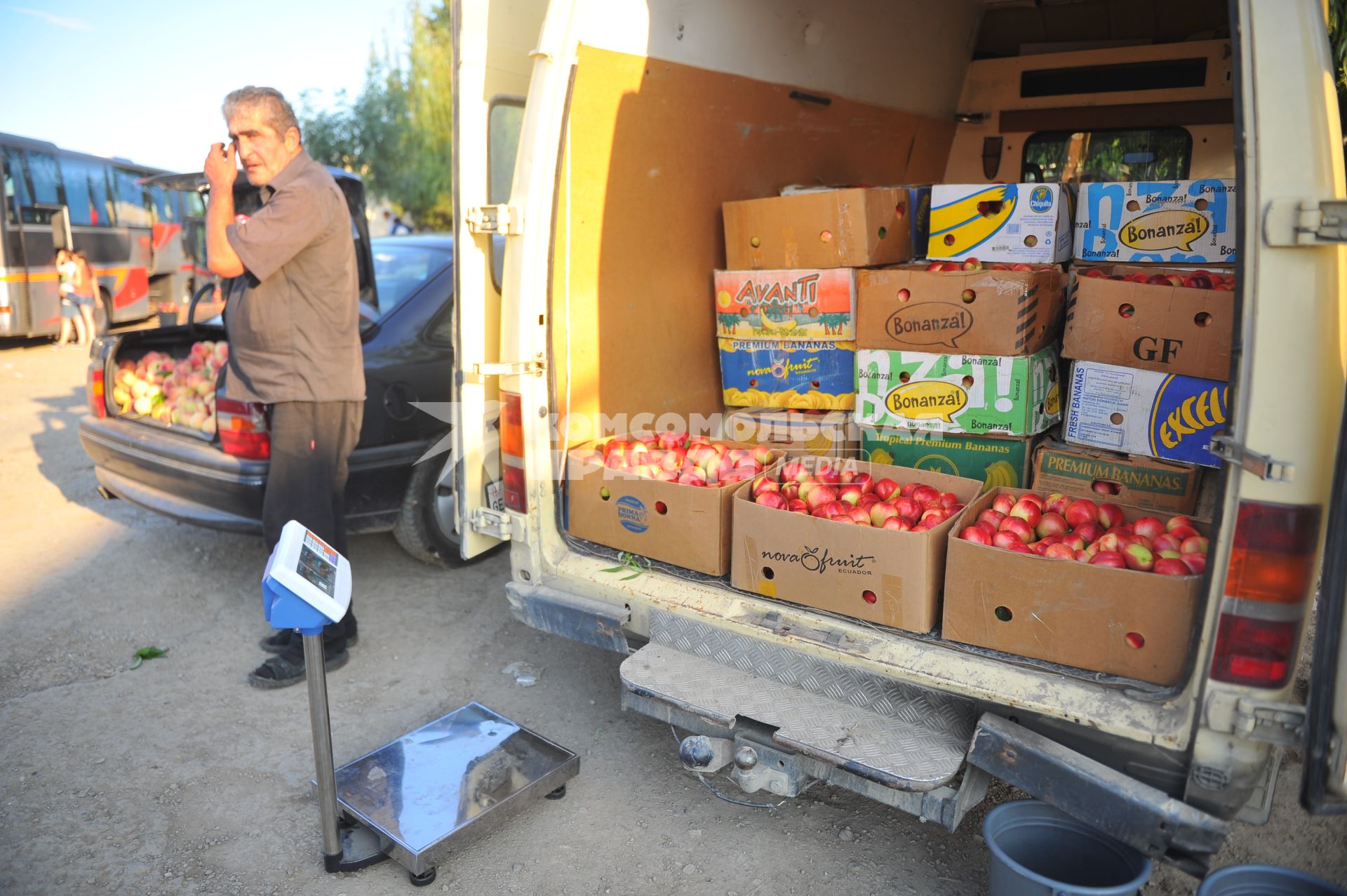 Уличная торговля. На снимке: продажа фруктов.