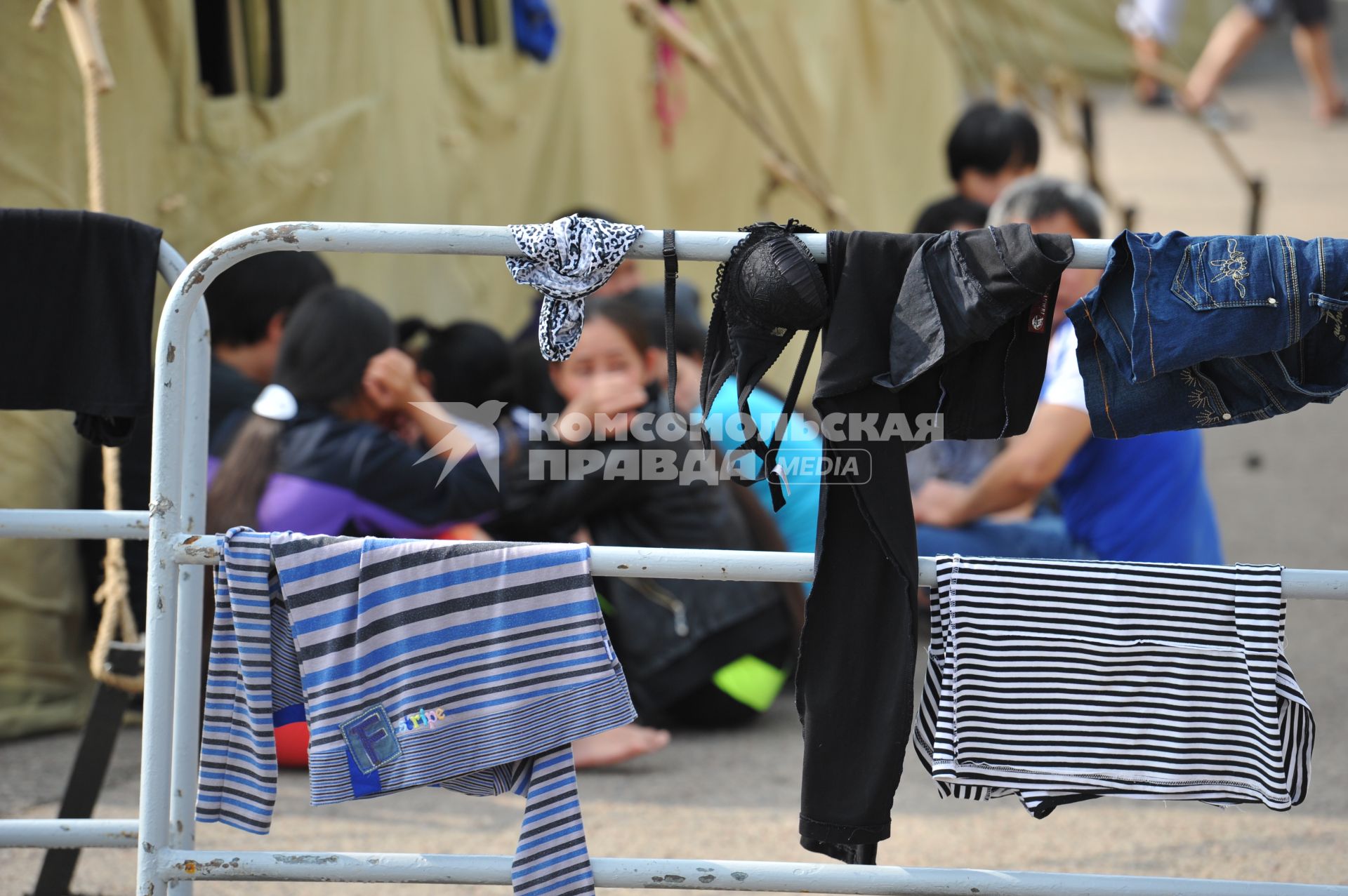 2-ой Иртышский проезд. Палаточный лагерь для временного содержания нелегальных мигрантов, ожидающих депортации на родину. На снимке: вещи мигрантов, висящие на ограждениях для просушивания.