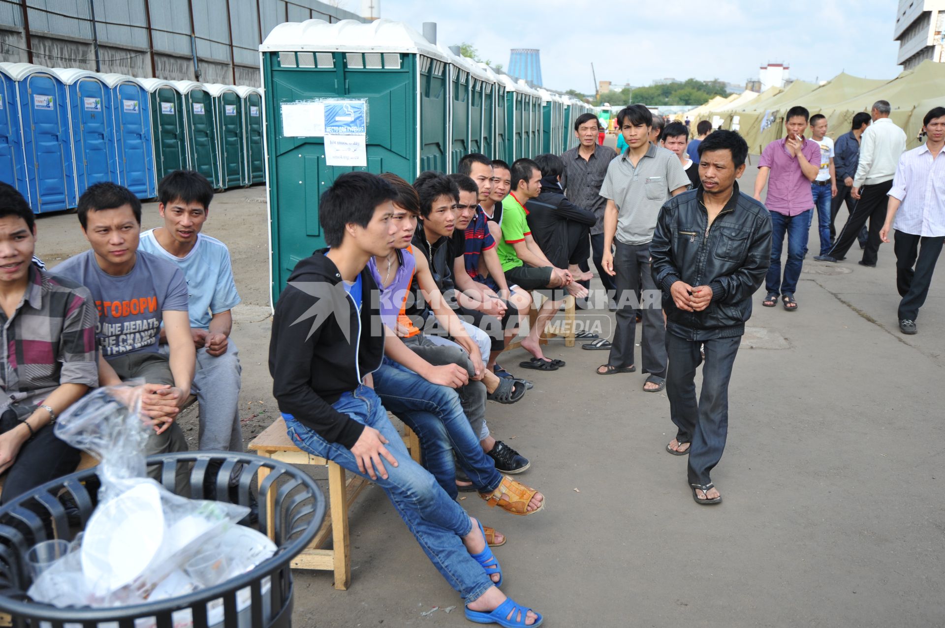 2-ой Иртышский проезд. Палаточный лагерь для временного содержания нелегальных мигрантов, ожидающих депортации на родину.