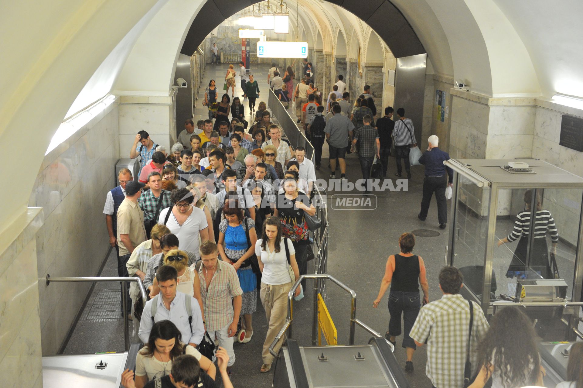 Московский метрополитен. Станция `Парк Культуры`. На снимке: пассажиры метро подымаются на эскалаторе.