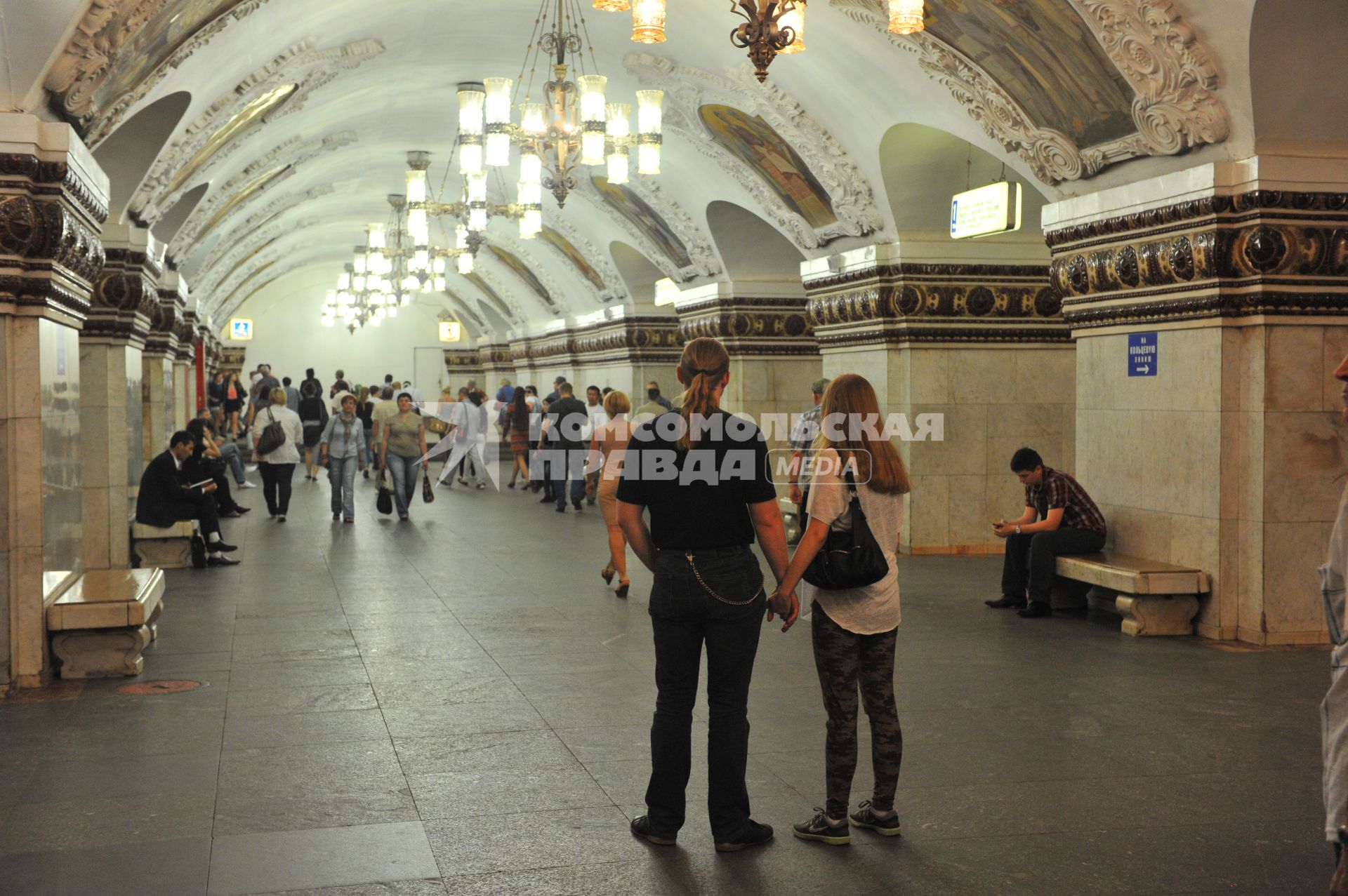 Московский метрополитен. Станция `Парк Культуры`. На снимке: пассажиры метро.