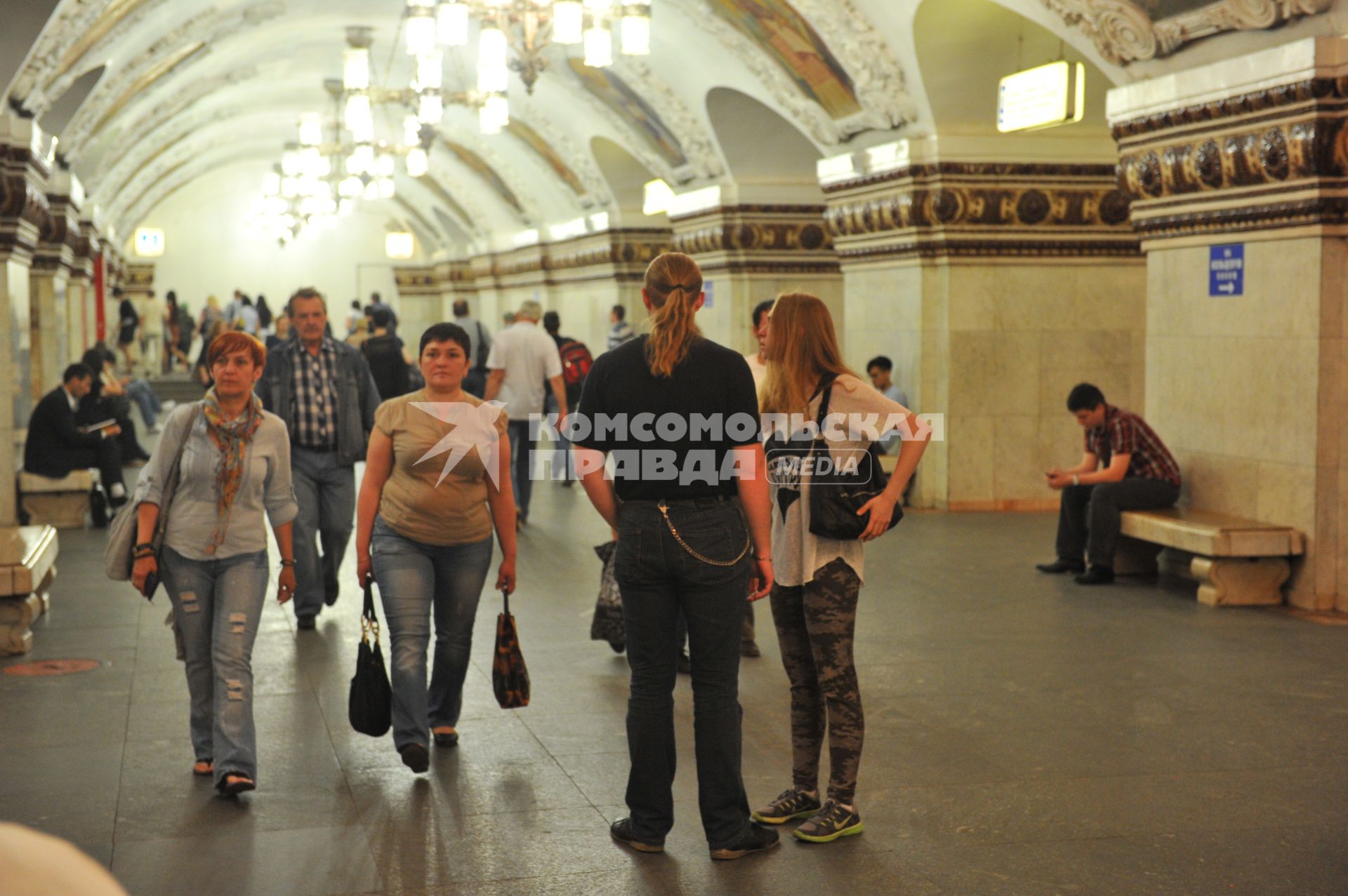 Московский метрополитен. Станция `Парк Культуры`. На снимке: пассажиры метро.