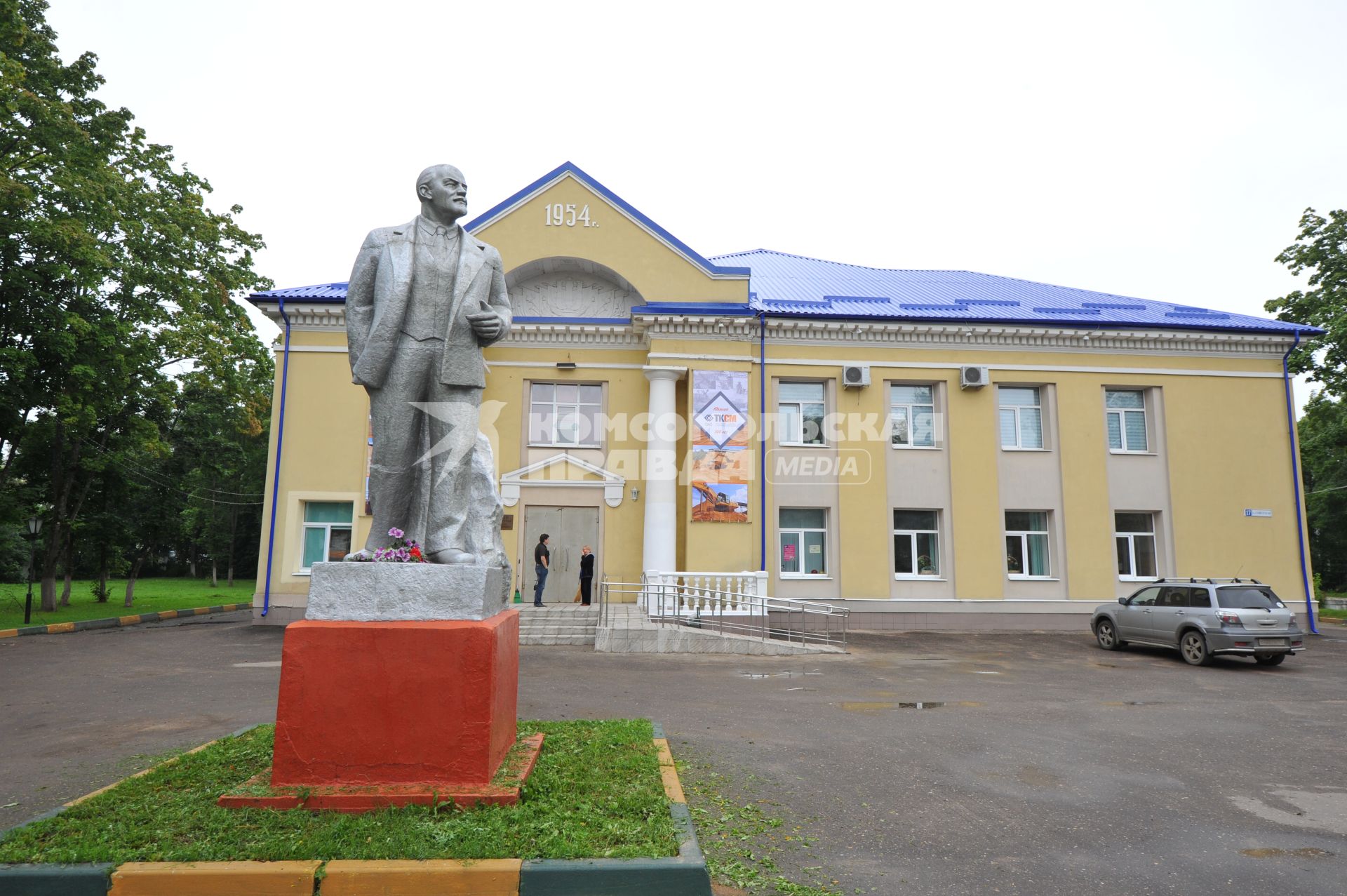 Поселок Тучково. На снимке: памятник Ленину напротив Дома Культуры.