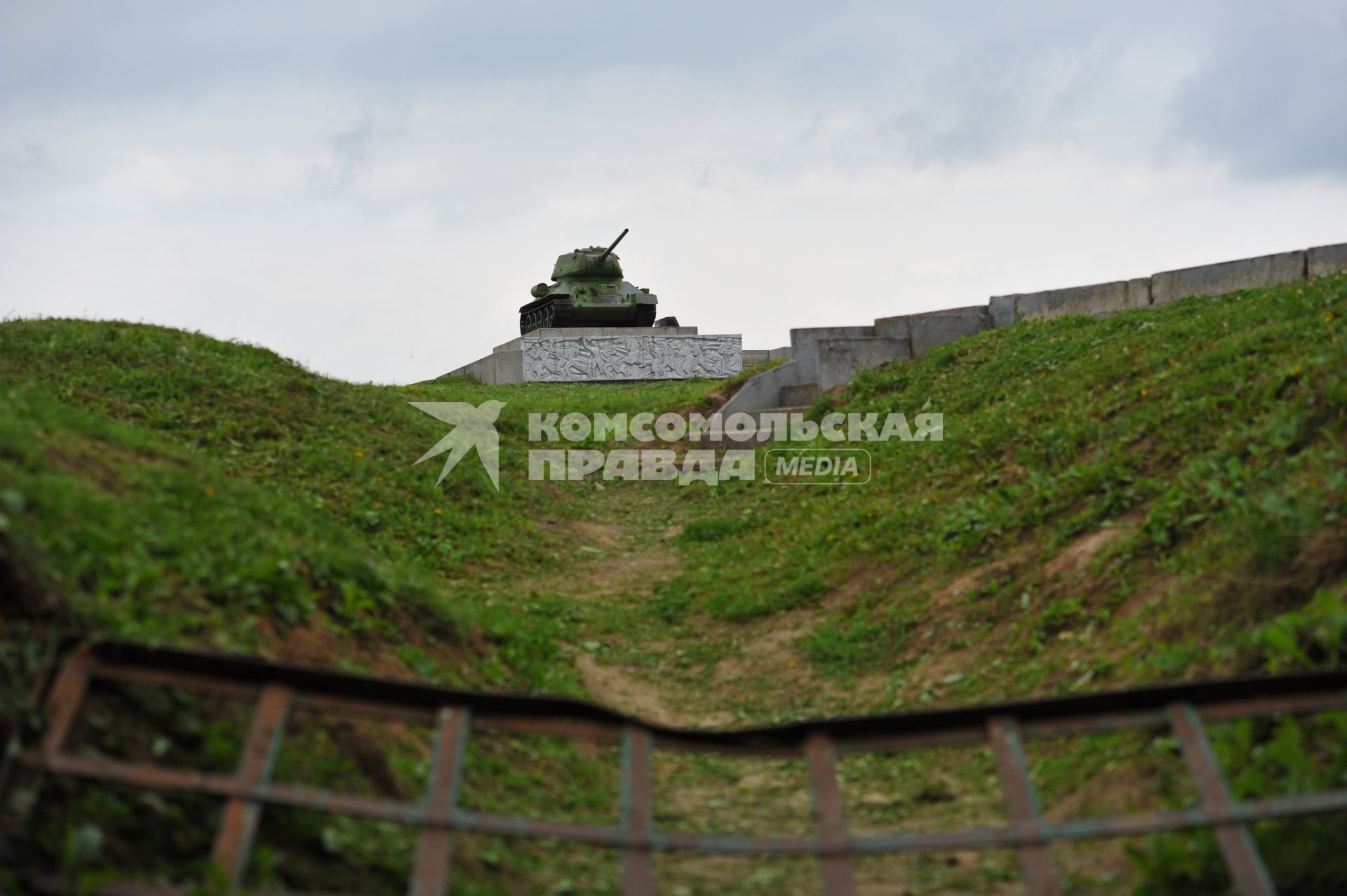 Бородино. Бородинское поле. На снимке: танк Т-34 - памятник воинам 5-й армии, державшим оборону в октябре 1941 года.