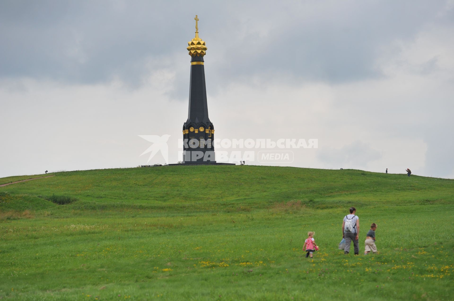 Бородино. Бородинское поле. На снимке: главный монумент русским воинам, героям Бородинского сражения 1812 года, на батарее Раевского.