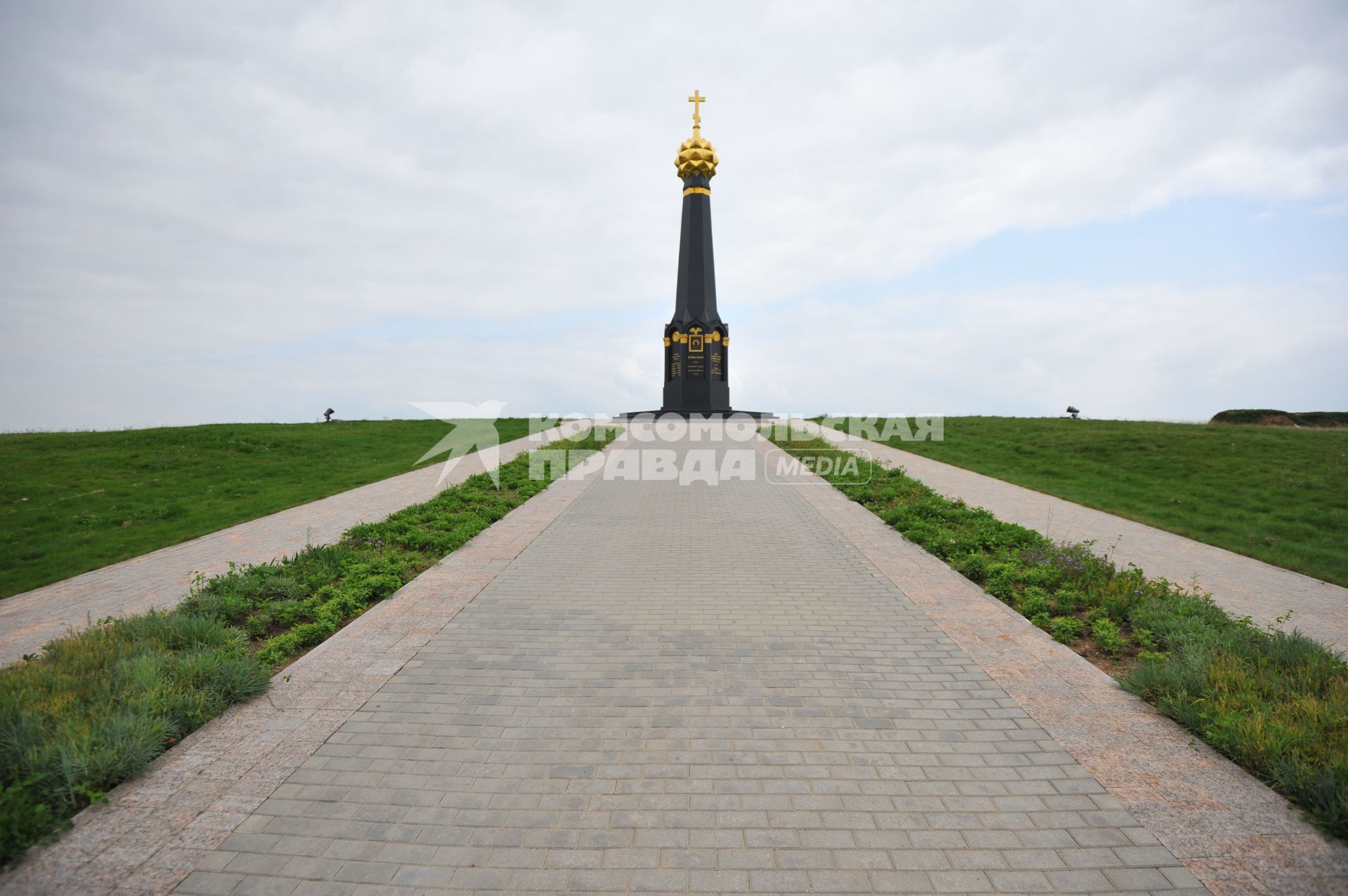 Бородино. Бородинское поле. На снимке: главный монумент русским воинам, героям Бородинского сражения 1812 года, на батарее Раевского.