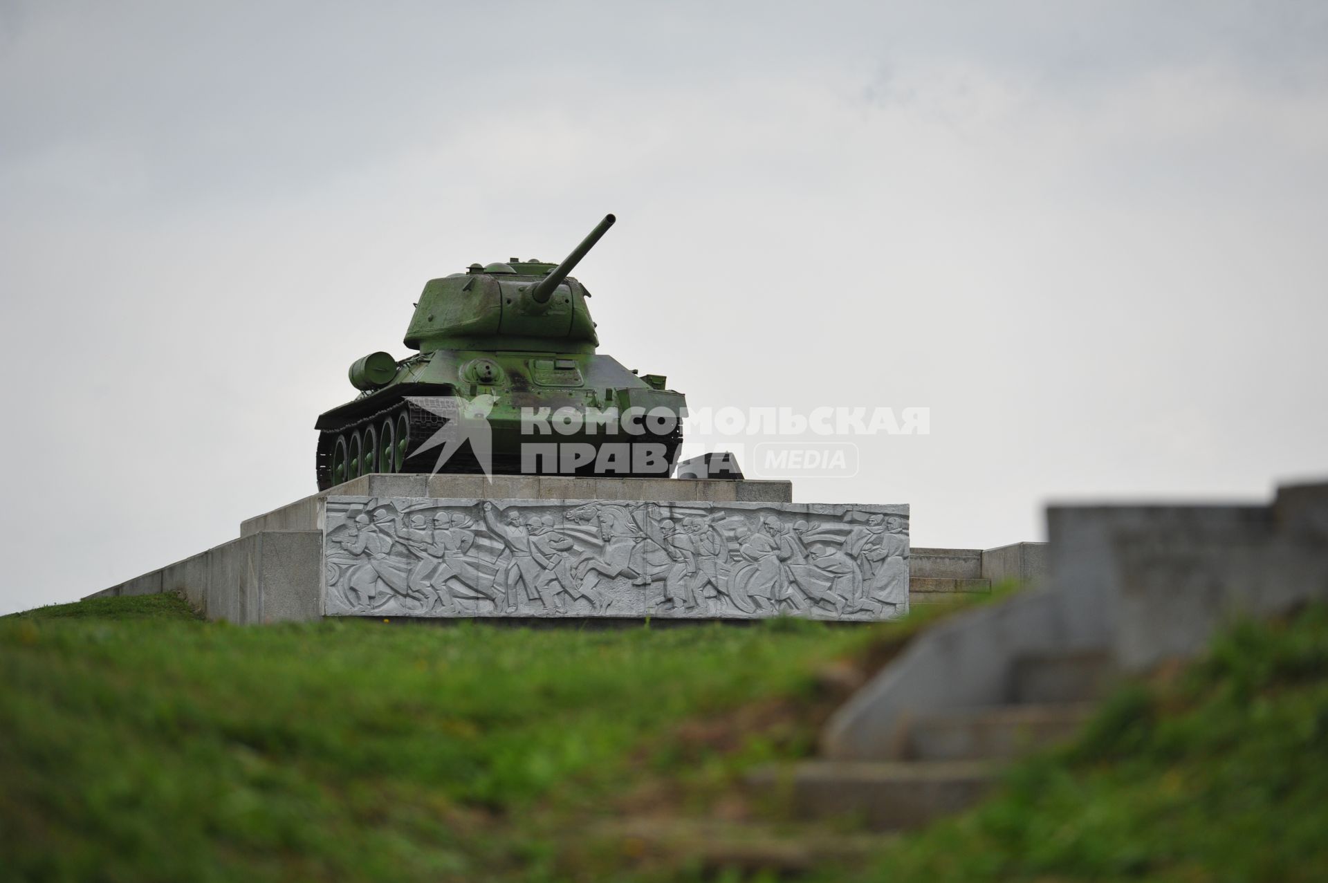 Бородино. Бородинское поле. На снимке: танк Т-34 - памятник воинам 5-й армии, державшим оборону в октябре 1941 года.