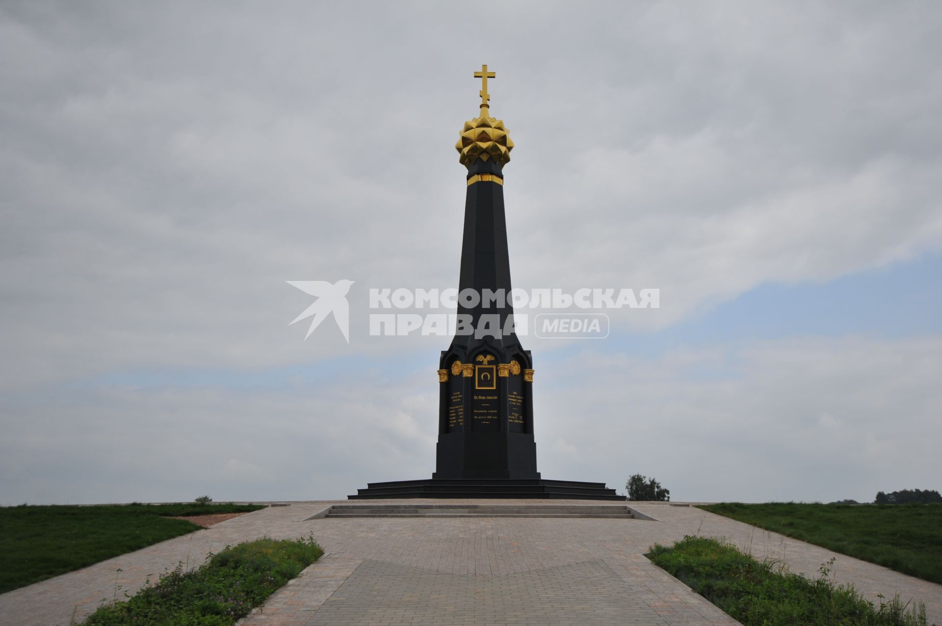 Бородино. Бородинское поле. На снимке: главный монумент русским воинам, героям Бородинского сражения 1812 года, на батарее Раевского.