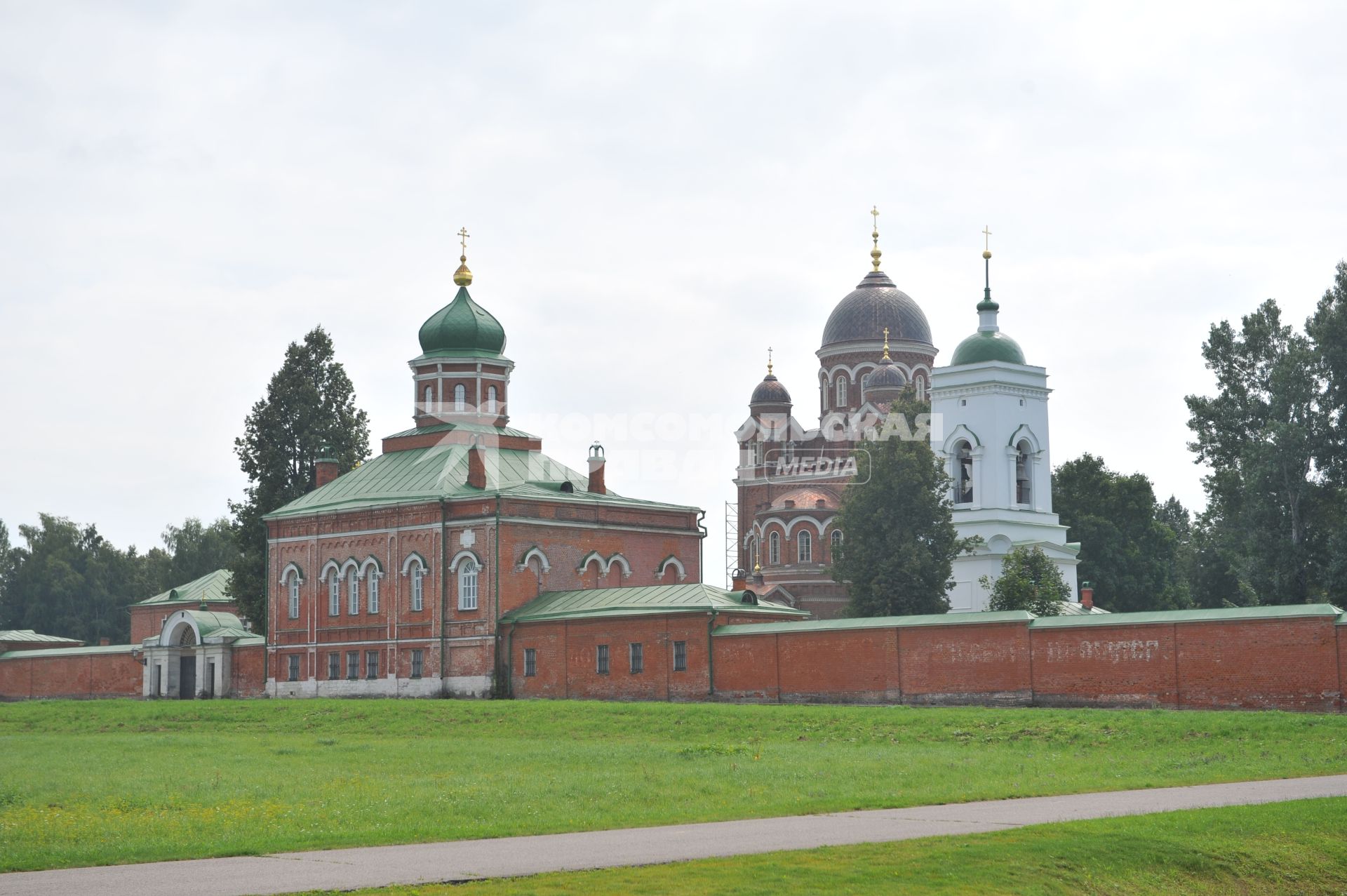 Бородино. Бородинское поле. Спасо-Бородинский женский 
монастырь. На снимке (слева направо): церковь Иоанна Предтечи, Собор Владимирской иконы и колокольня.