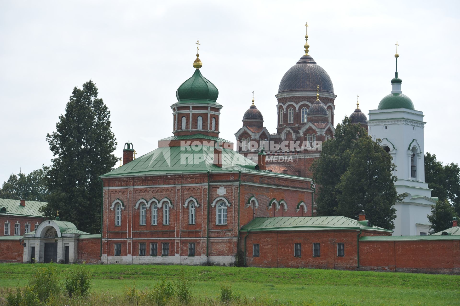 Бородино. Бородинское поле. Спасо-Бородинский женский 
монастырь. На снимке (слева направо): церковь Иоанна Предтечи, Собор Владимирской иконы и колокольня.