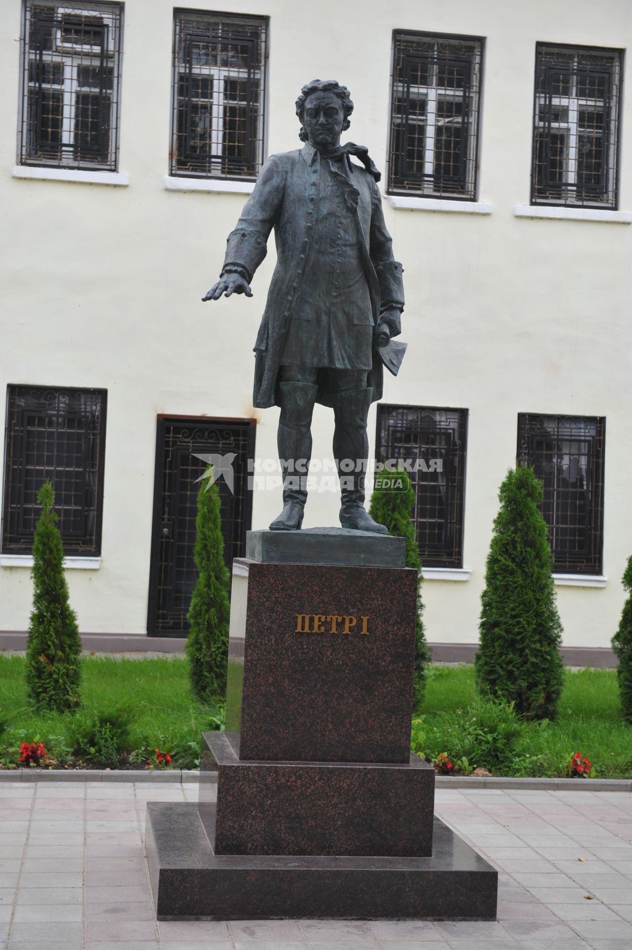 Г.Гагарин. На снимке: памятник Петру I.
