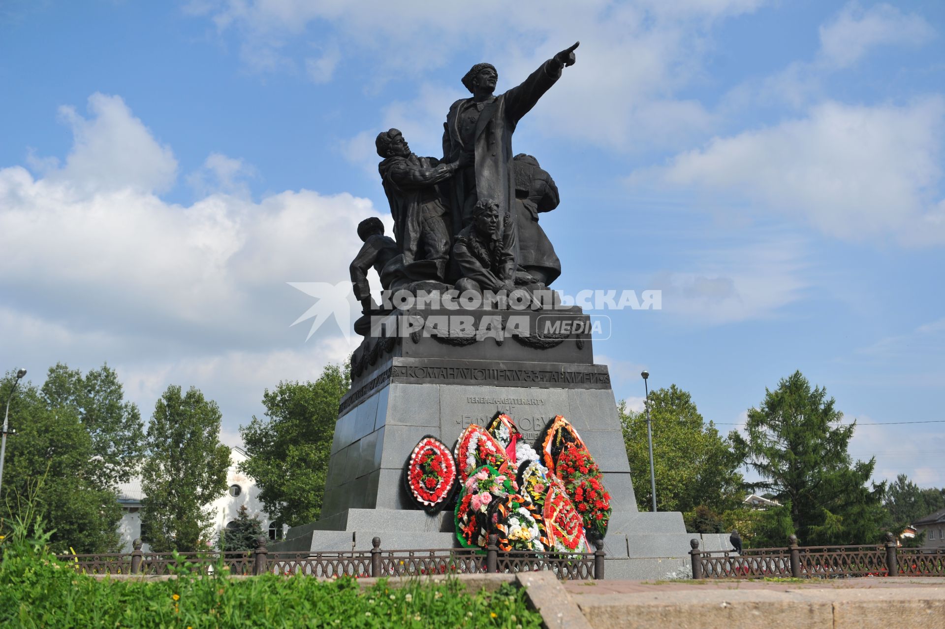 Вязьма. На снимке: памятник командующему 33-й армией генерал-лейтенанту М. Г. Ефремову