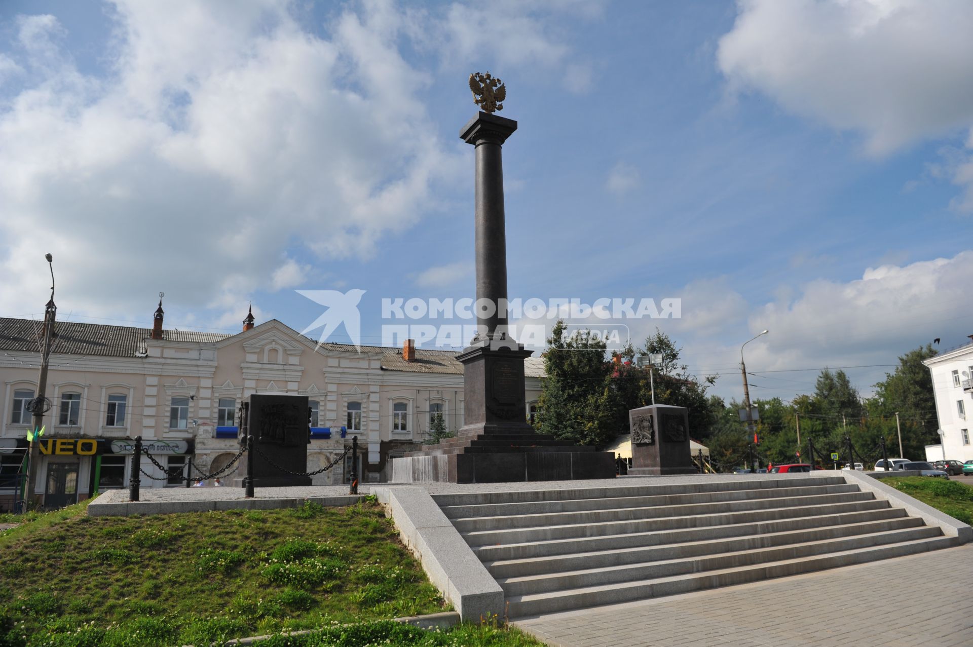 Вязьма. На снимке: стела на городской площади.