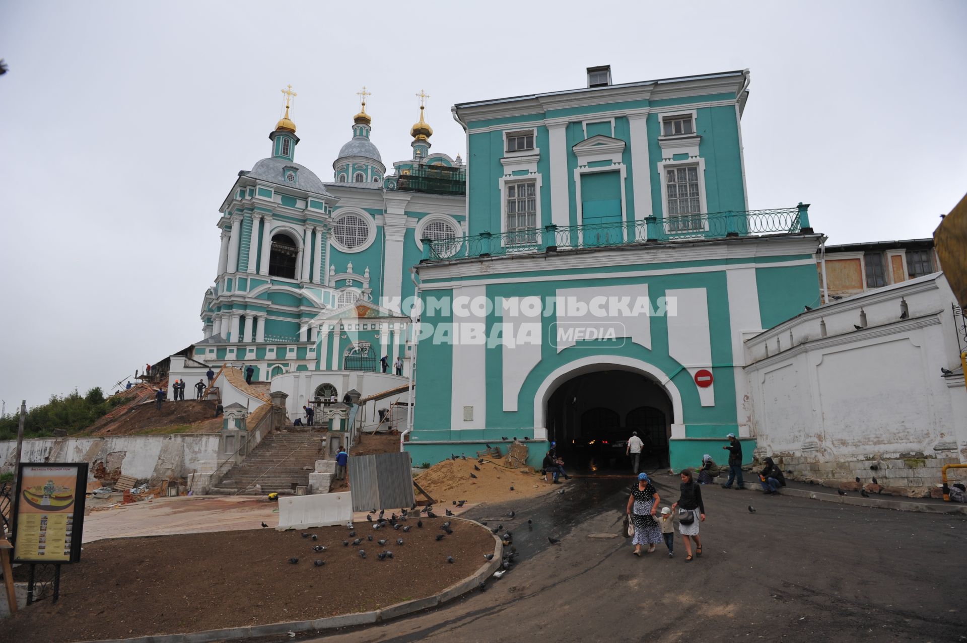 Смоленск. На снимке: Успенский кафедральный собор на Соборной горе.