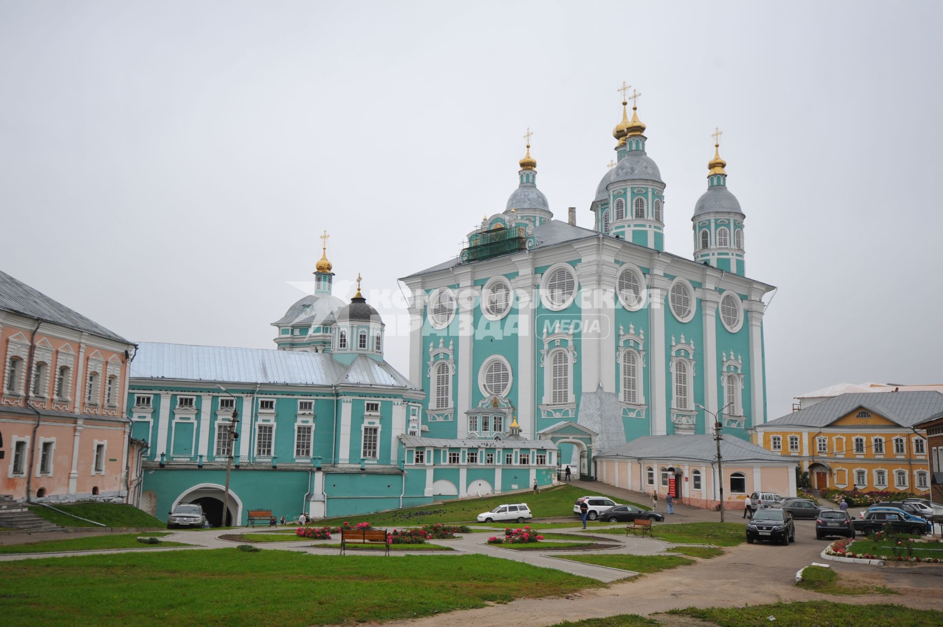 Смоленск. На снимке: Успенский кафедральный собор на Соборной горе.