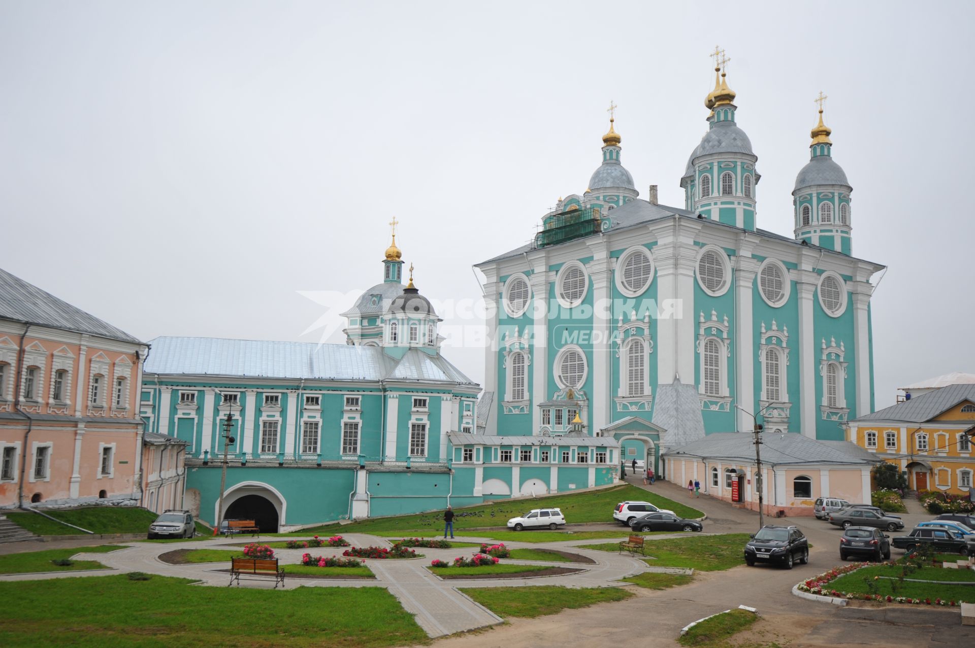 Смоленск. На снимке: Успенский кафедральный собор (справа) на Соборной горе.