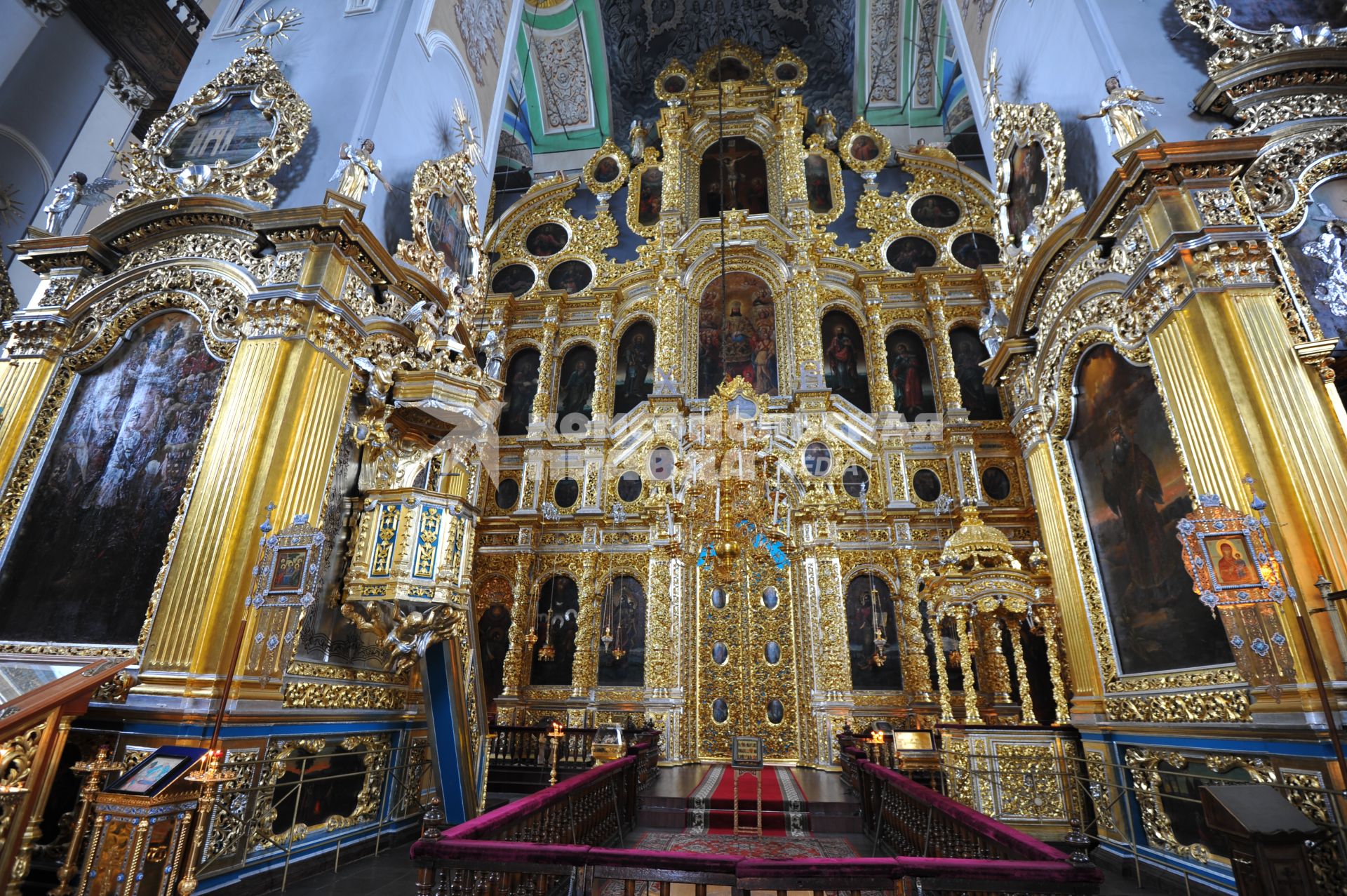 Смоленск. На снимке: Успенский кафедральный собор на Соборной горе.