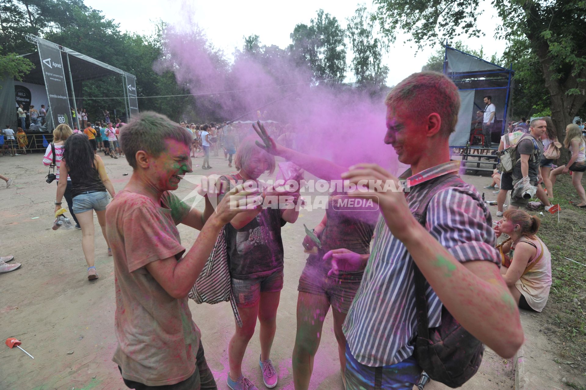 ВВЦ: Фестиваль красок `ColorFest` . На снимке: участники праздника обсыпают друг друга красками разных цветов.