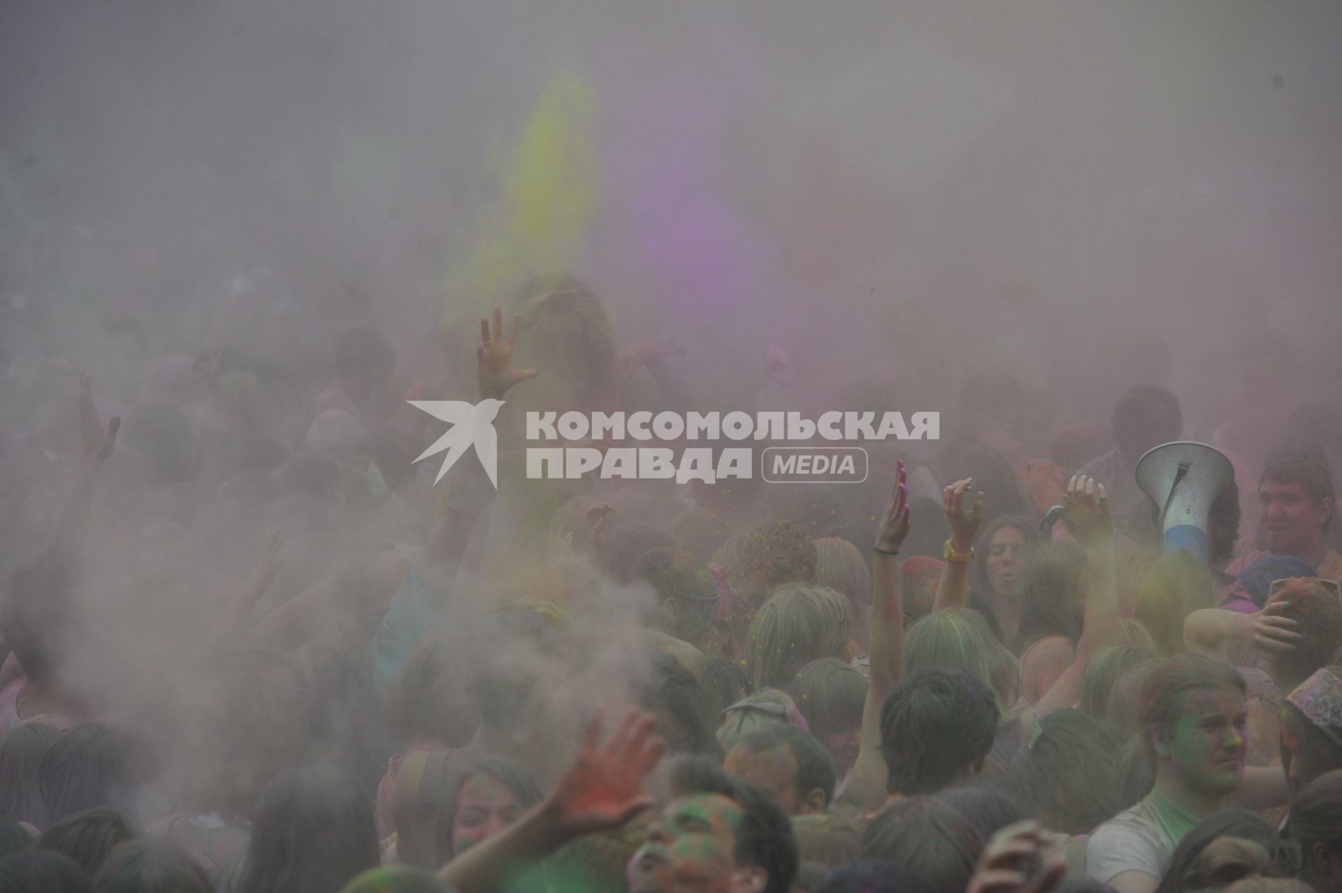 ВВЦ: Фестиваль красок `ColorFest` . На снимке: участники праздника обсыпают друг друга красками разных цветов.