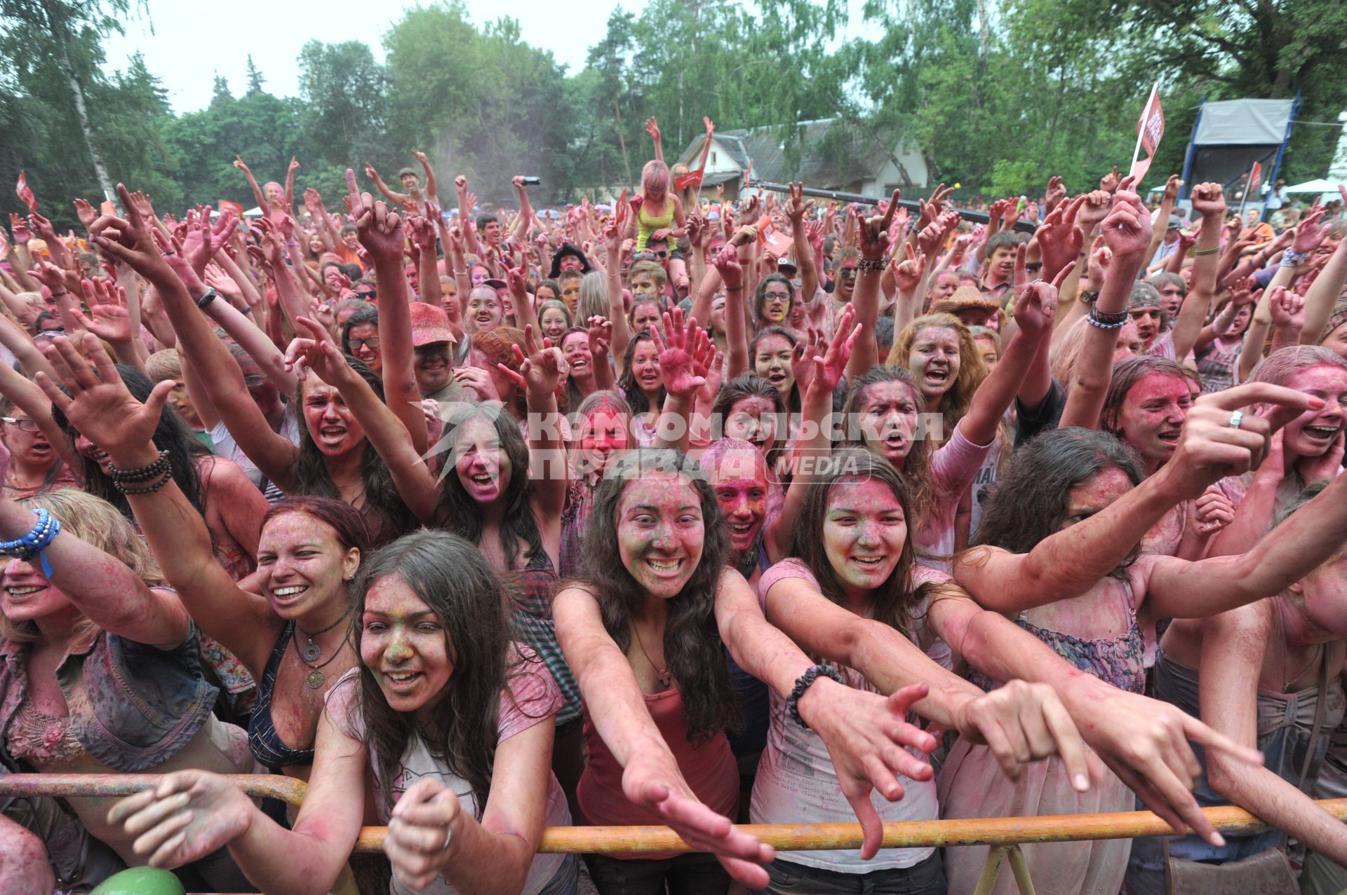 ВВЦ: Фестиваль красок `ColorFest` . На снимке: участники праздника обсыпают друг друга красками разных цветов.